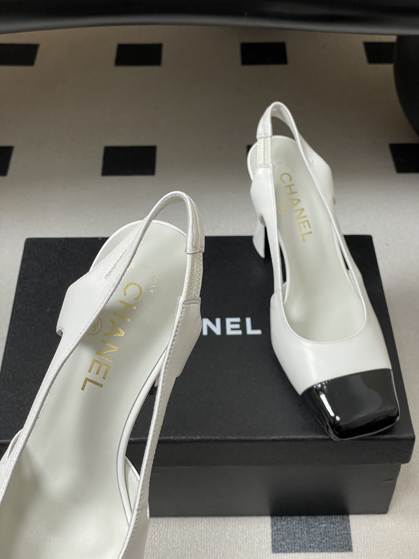 -Chanel 香奈儿2026春夏新款 小香走秀款经典双C扣粗跟后空凉鞋方平头高跟鞋采用了经典且优雅的设