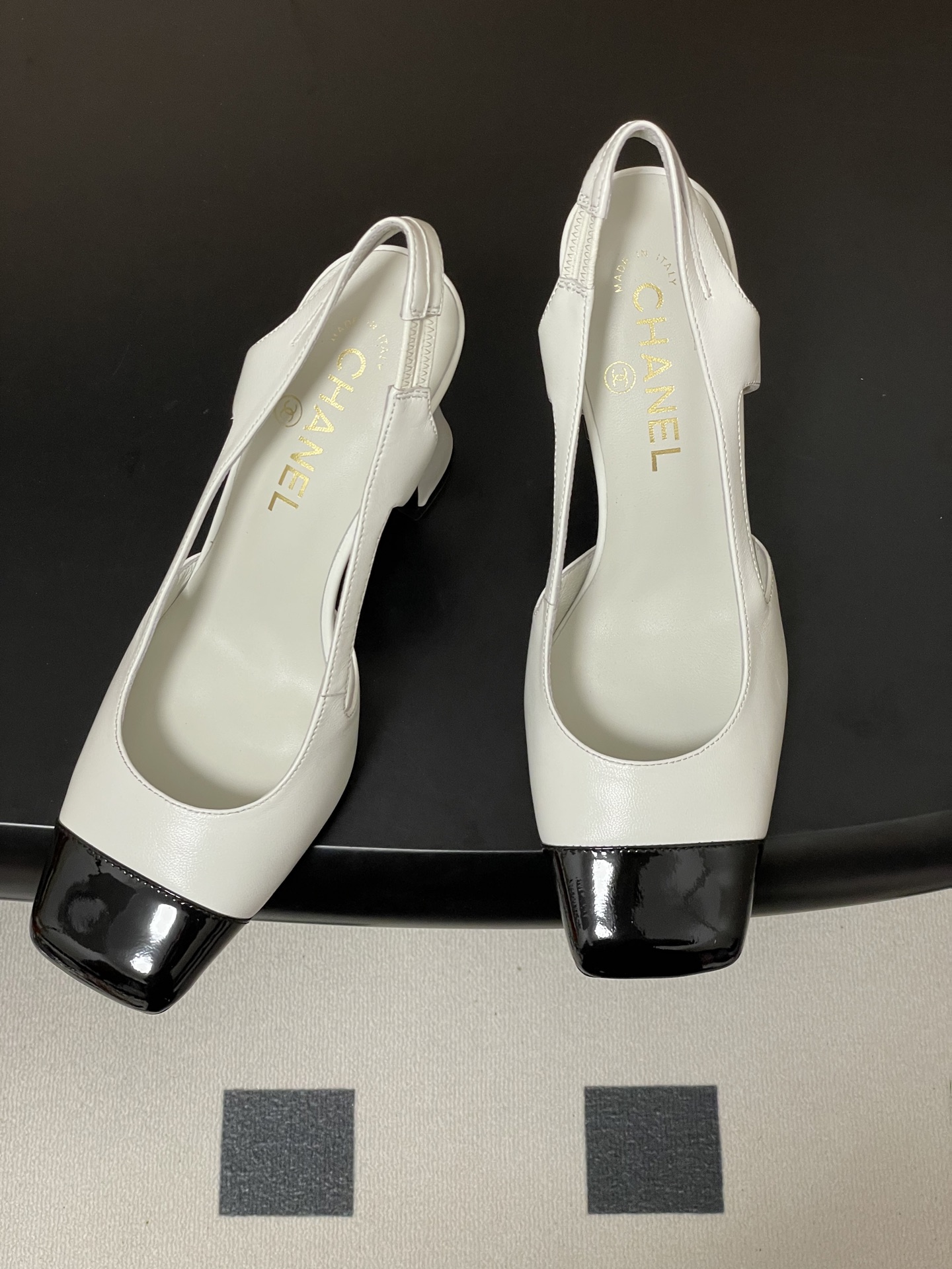 -Chanel 香奈儿2026春夏新款 小香走秀款经典双C扣粗跟后空凉鞋方平头高跟鞋采用了经典且优雅的设