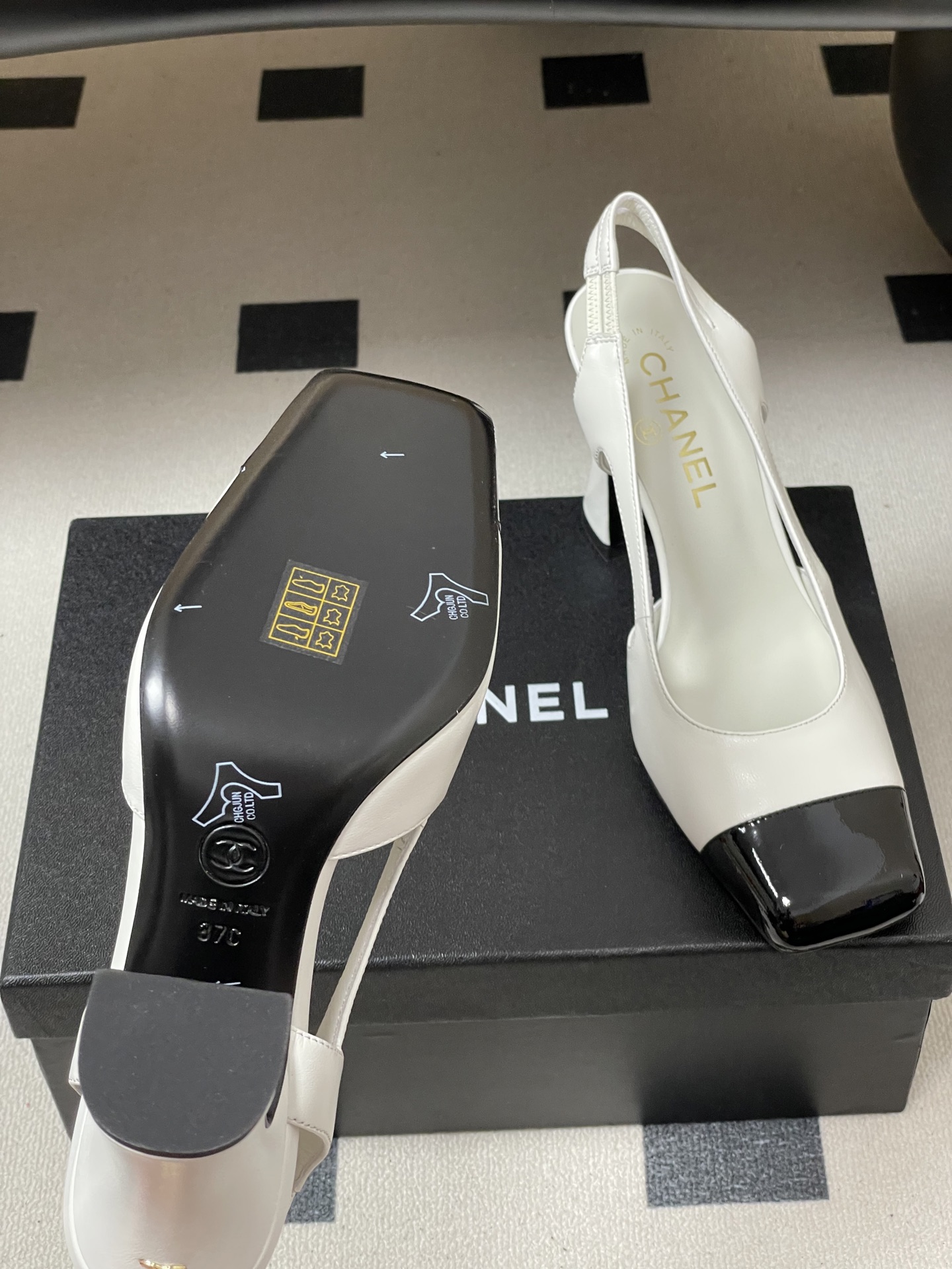 -Chanel 香奈儿2026春夏新款 小香走秀款经典双C扣粗跟后空凉鞋方平头高跟鞋采用了经典且优雅的设