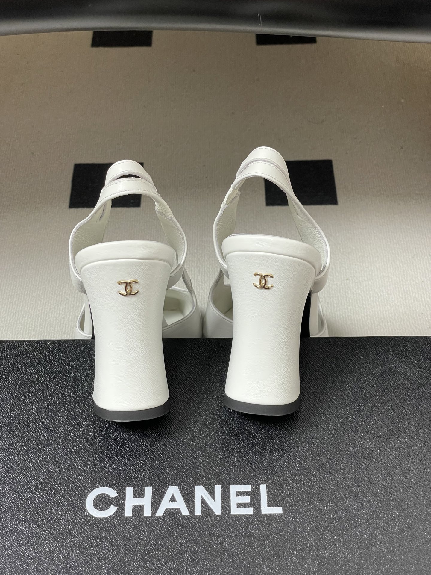 -Chanel 香奈儿2026春夏新款 小香走秀款经典双C扣粗跟后空凉鞋方平头高跟鞋采用了经典且优雅的设