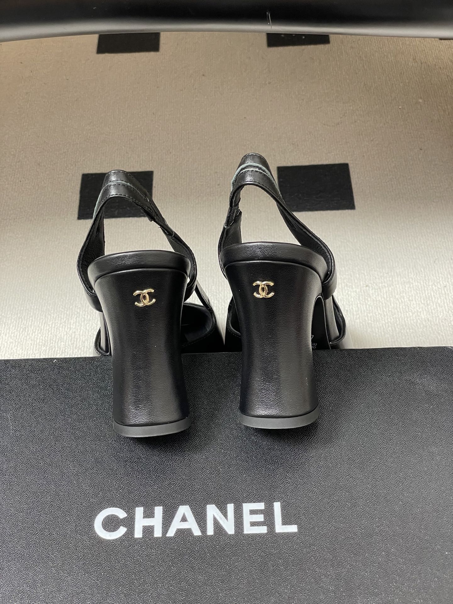 -Chanel 香奈儿2026春夏新款 小香走秀款经典双C扣粗跟后空凉鞋方平头高跟鞋采用了经典且优雅的设