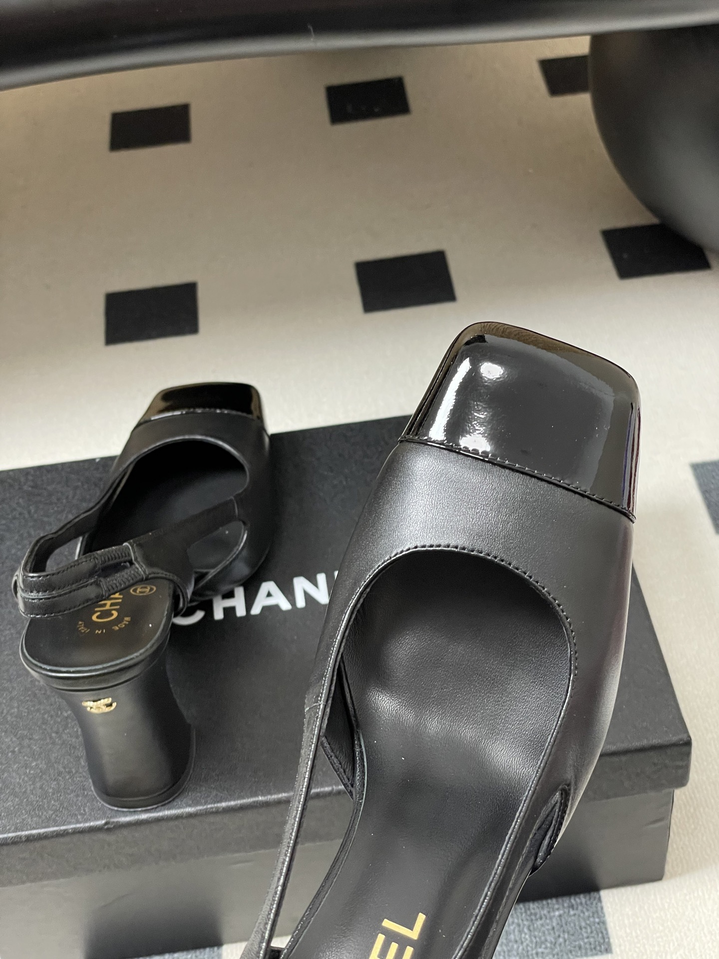 -Chanel 香奈儿2026春夏新款 小香走秀款经典双C扣粗跟后空凉鞋方平头高跟鞋采用了经典且优雅的设