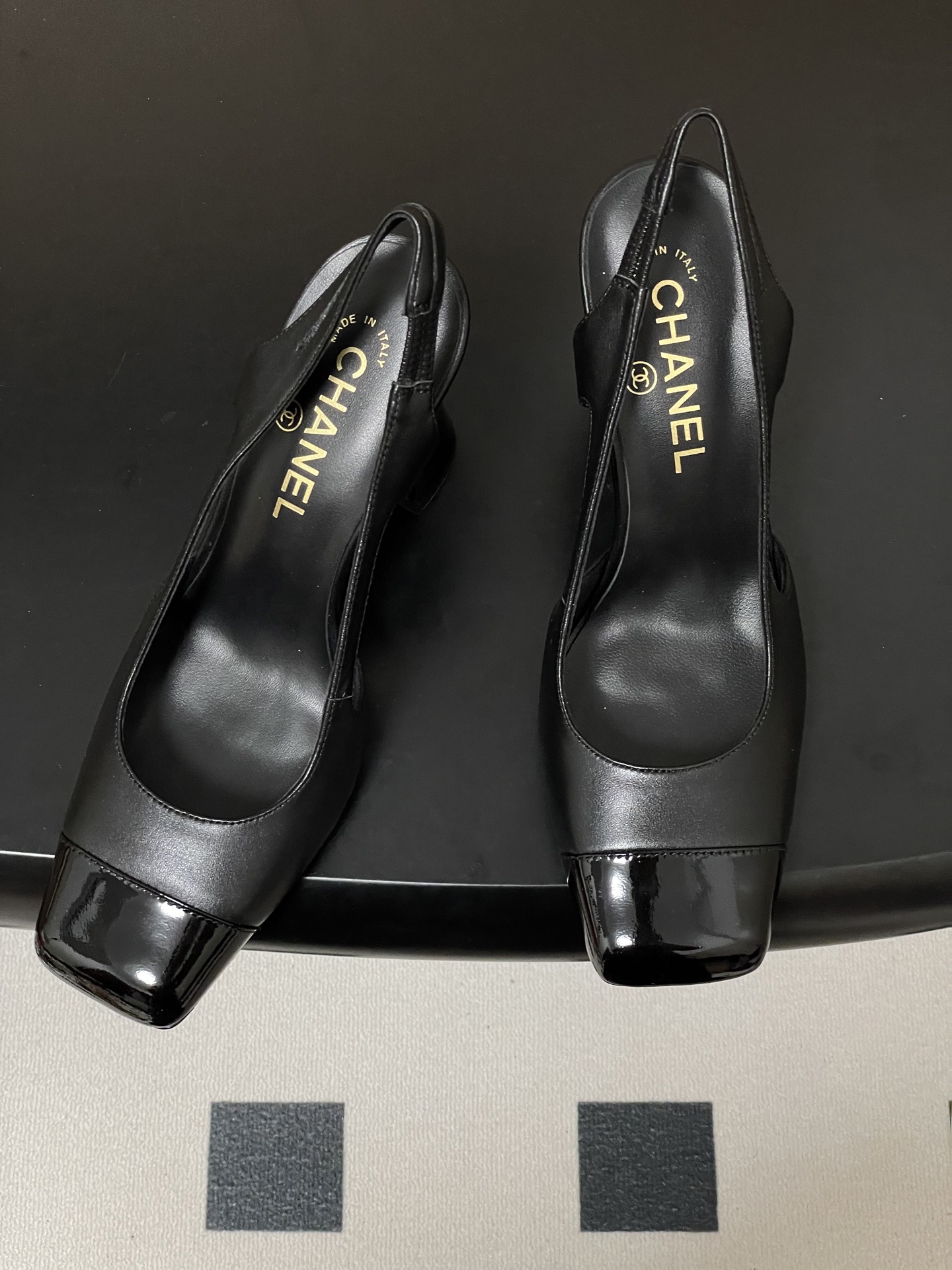 -Chanel 香奈儿2026春夏新款 小香走秀款经典双C扣粗跟后空凉鞋方平头高跟鞋采用了经典且优雅的设