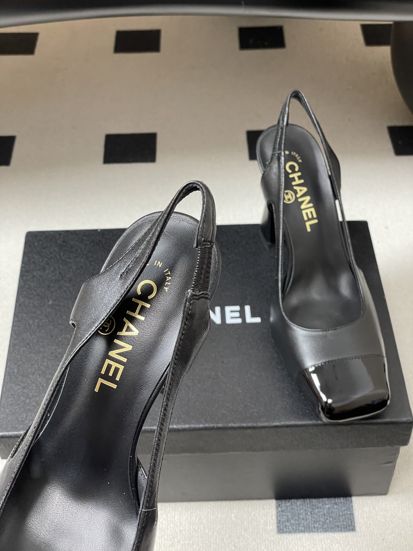 -Chanel 香奈儿2026春夏新款 小香走秀款经典双C扣粗跟后空凉鞋方平头高跟鞋采用了经典且优雅的设