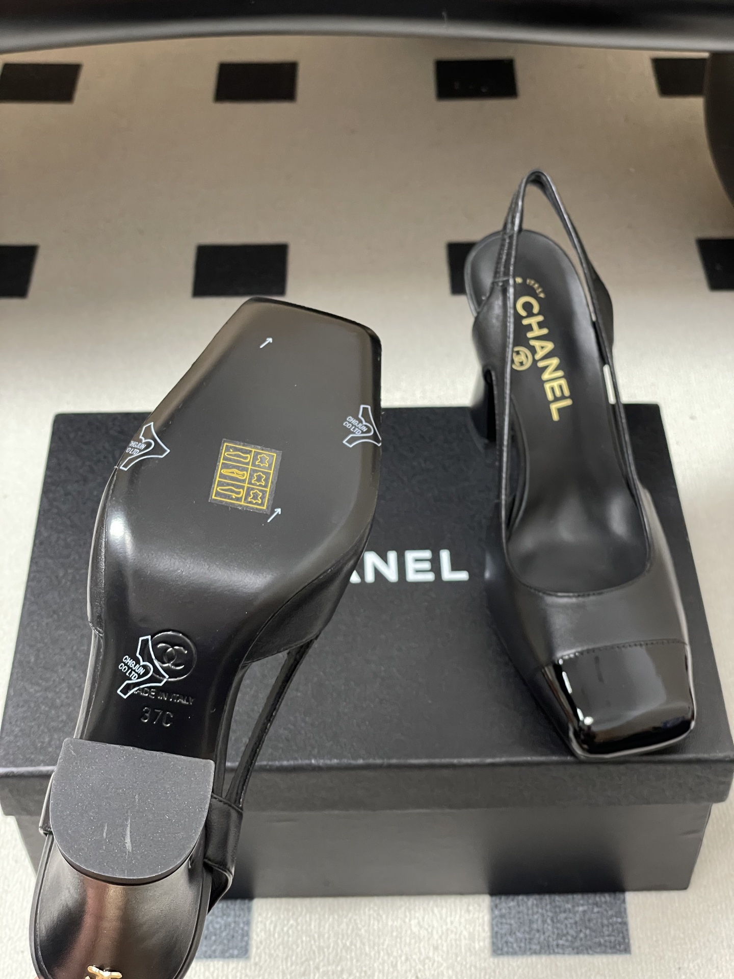 -Chanel 香奈儿2026春夏新款 小香走秀款经典双C扣粗跟后空凉鞋方平头高跟鞋采用了经典且优雅的设