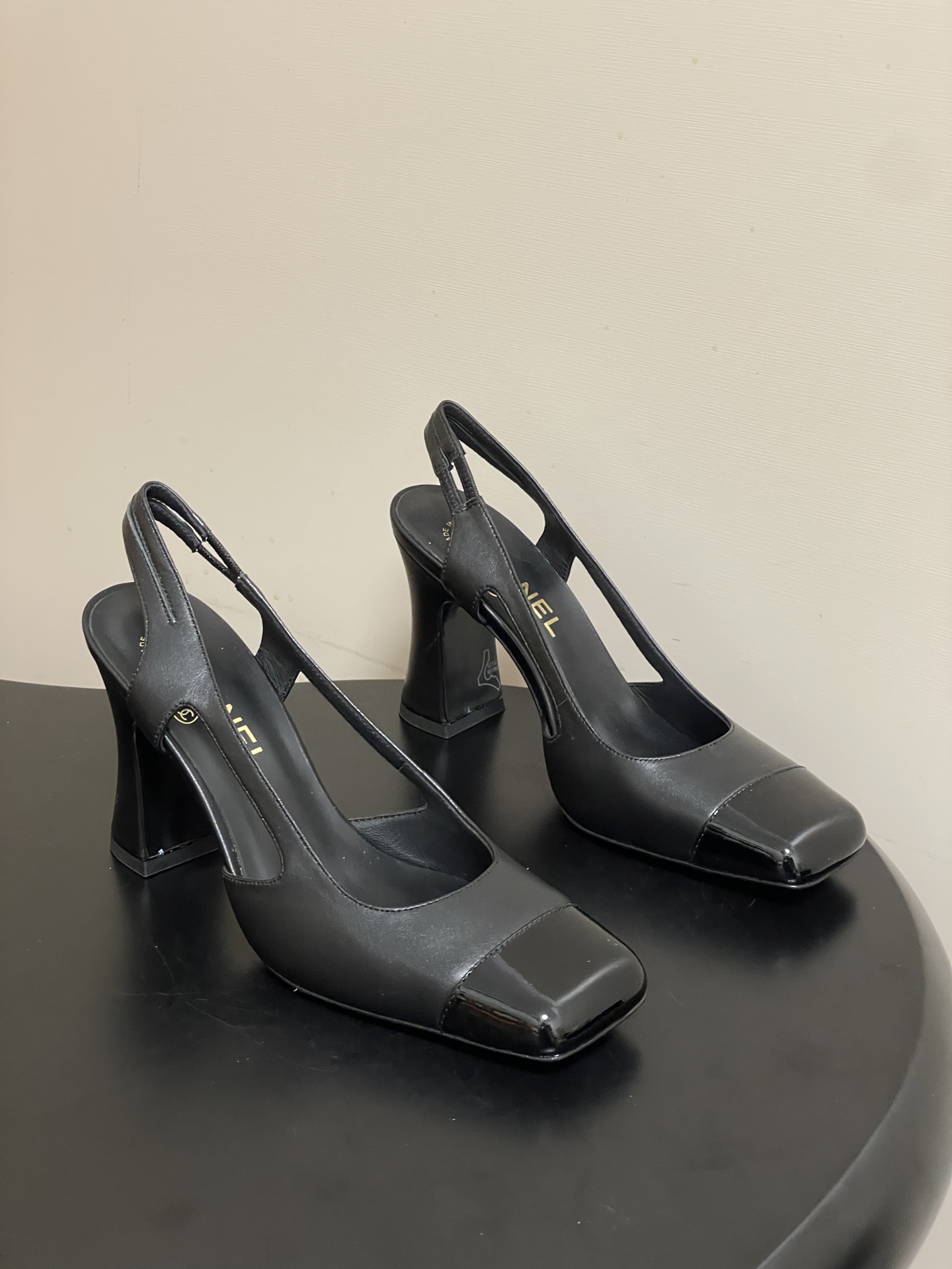 -Chanel 香奈儿2026春夏新款 小香走秀款经典双C扣粗跟后空凉鞋方平头高跟鞋采用了经典且优雅的设