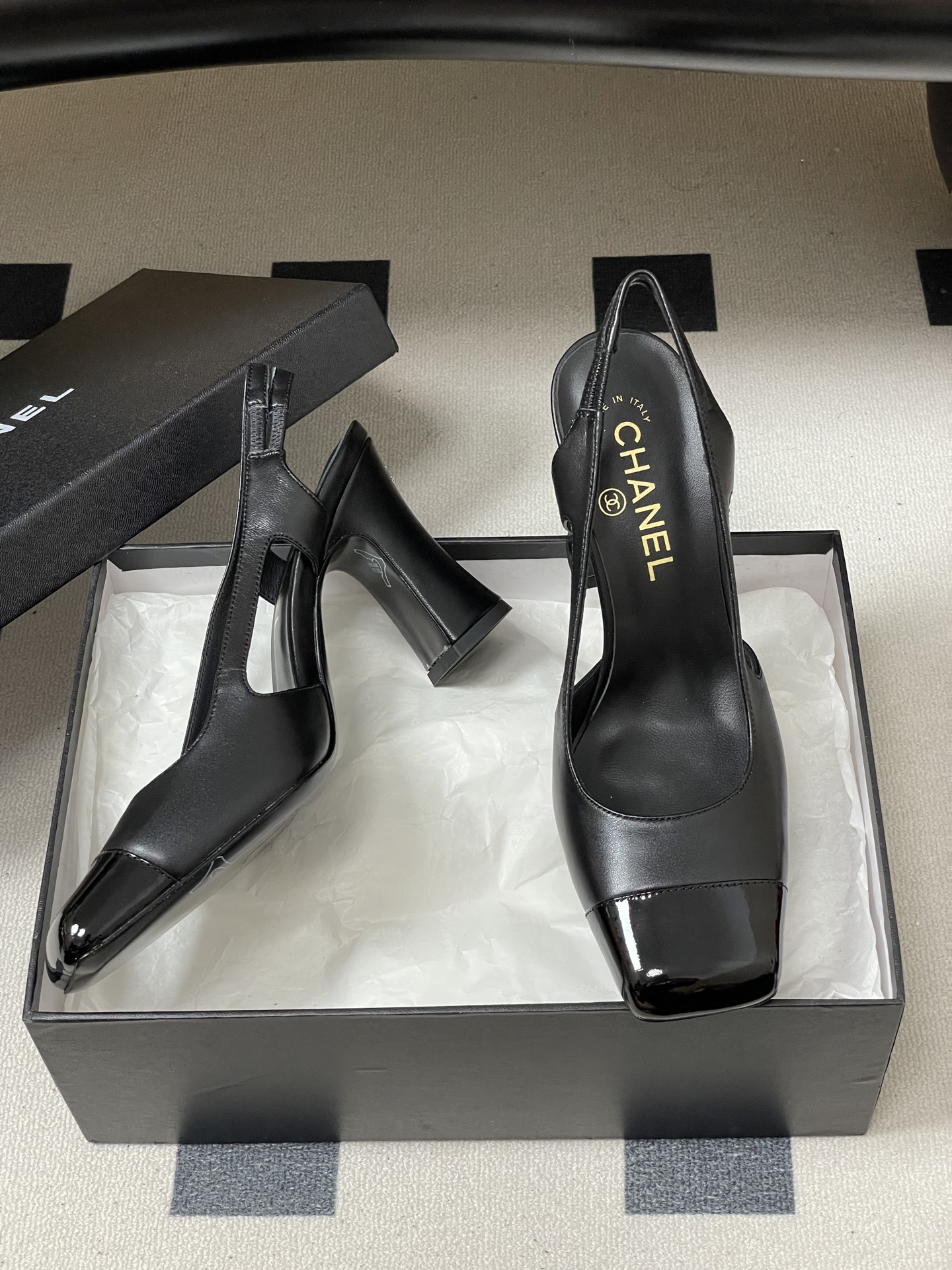 -Chanel 香奈儿2026春夏新款 小香走秀款经典双C扣粗跟后空凉鞋方平头高跟鞋采用了经典且优雅的设