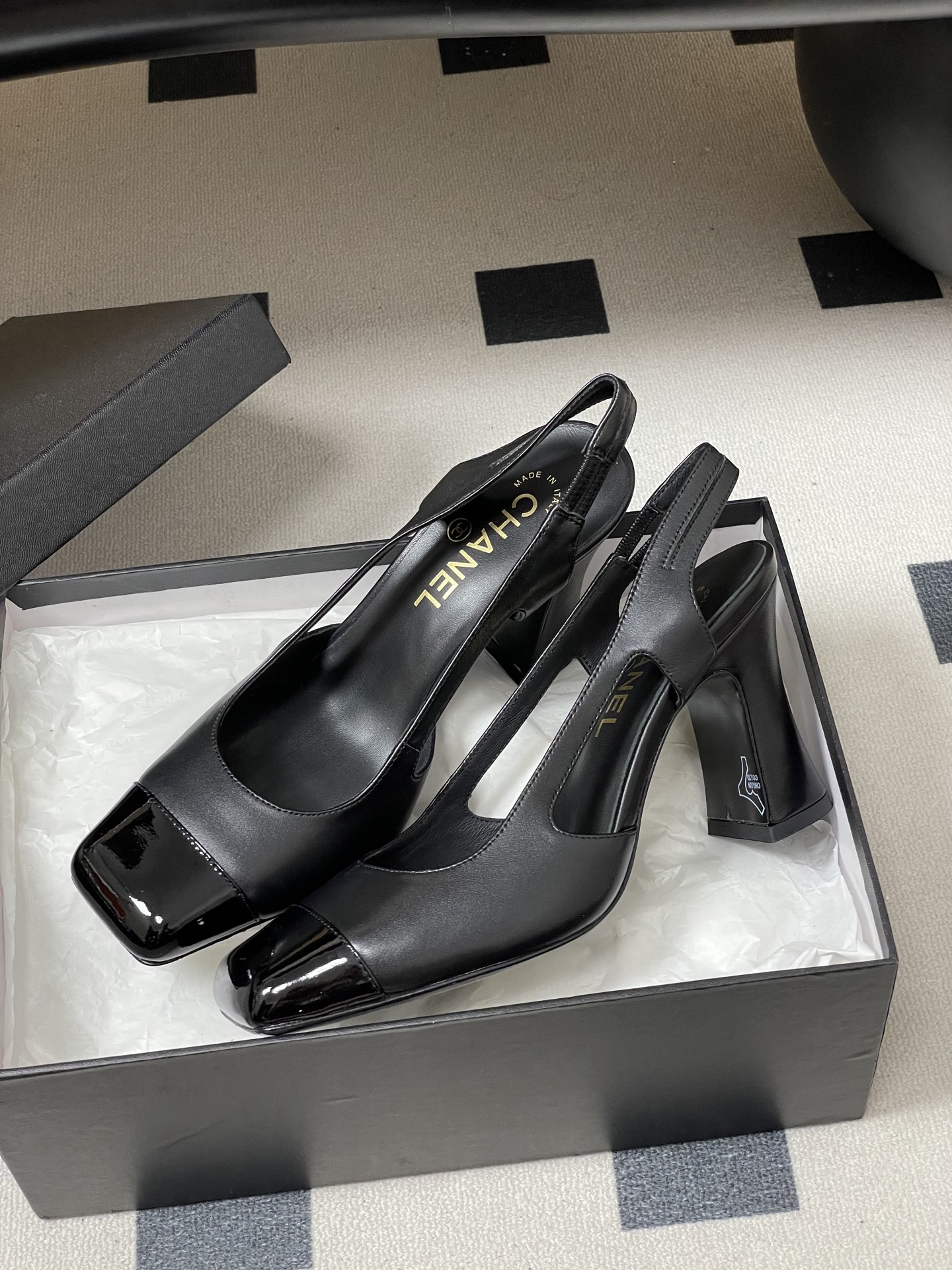 -Chanel 香奈儿2026春夏新款 小香走秀款经典双C扣粗跟后空凉鞋方平头高跟鞋采用了经典且优雅的设