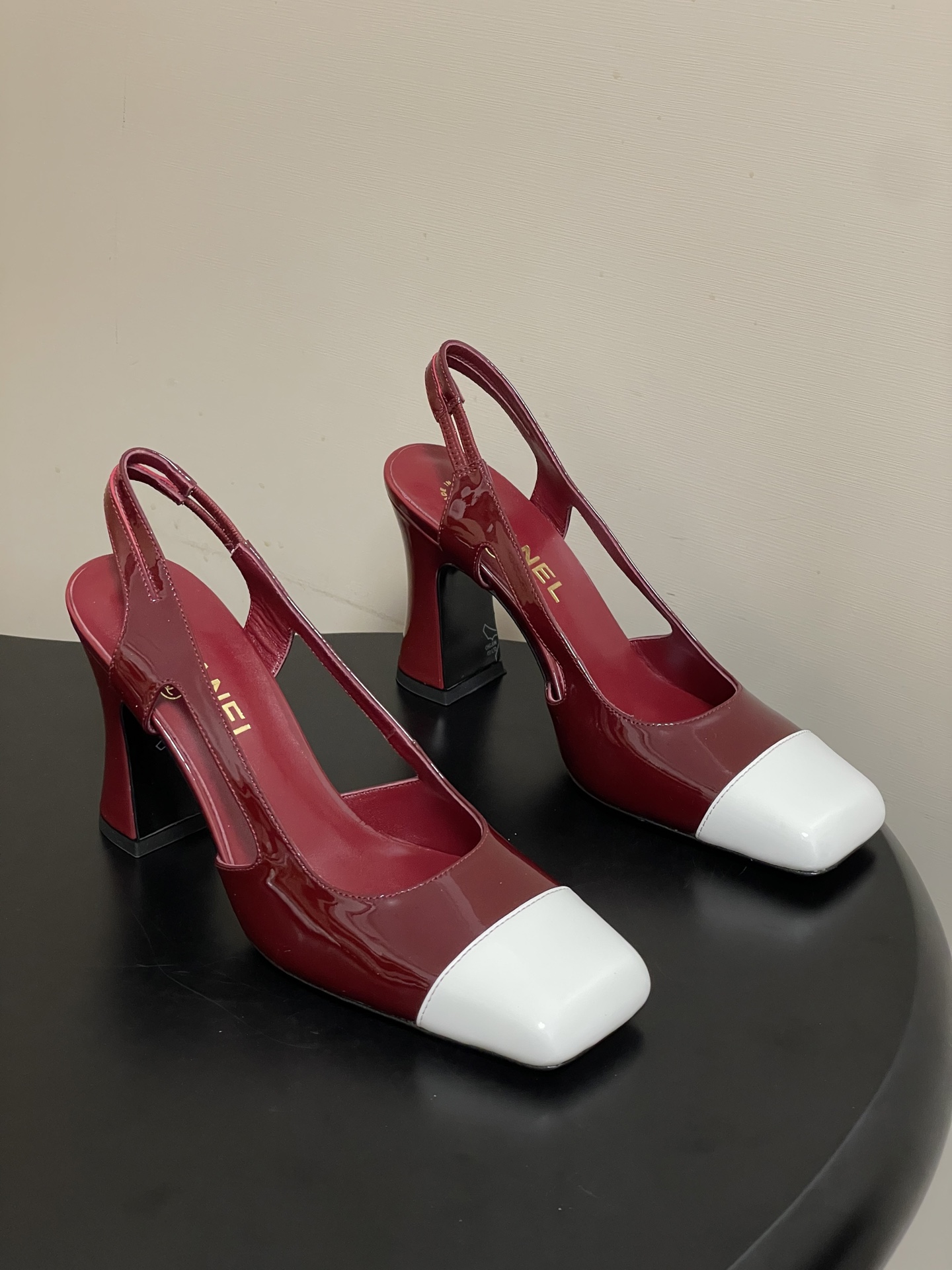 -Chanel 香奈儿2026春夏新款 小香走秀款经典双C扣粗跟后空凉鞋方平头高跟鞋采用了经典且优雅的设