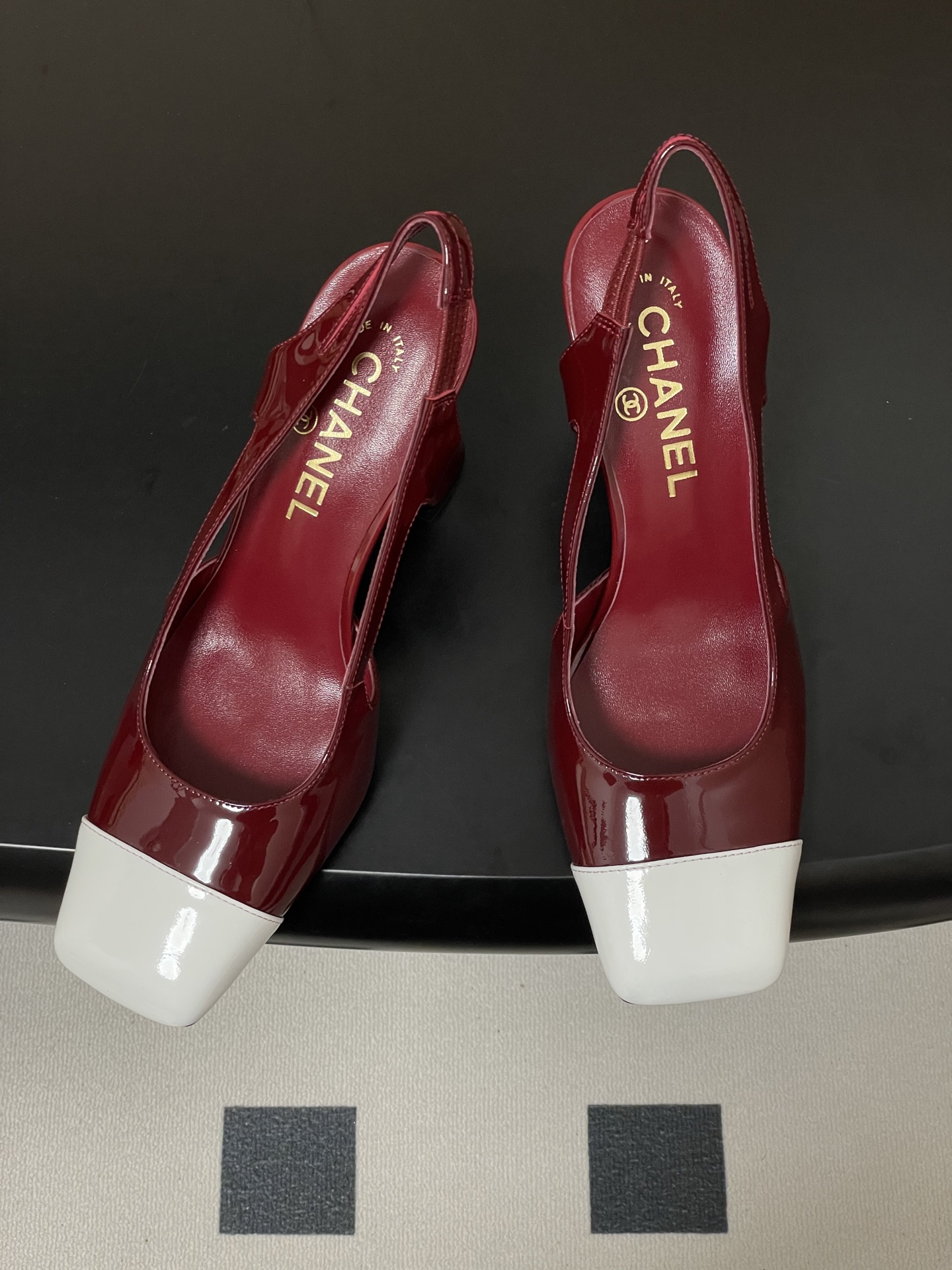 -Chanel 香奈儿2026春夏新款 小香走秀款经典双C扣粗跟后空凉鞋方平头高跟鞋采用了经典且优雅的设