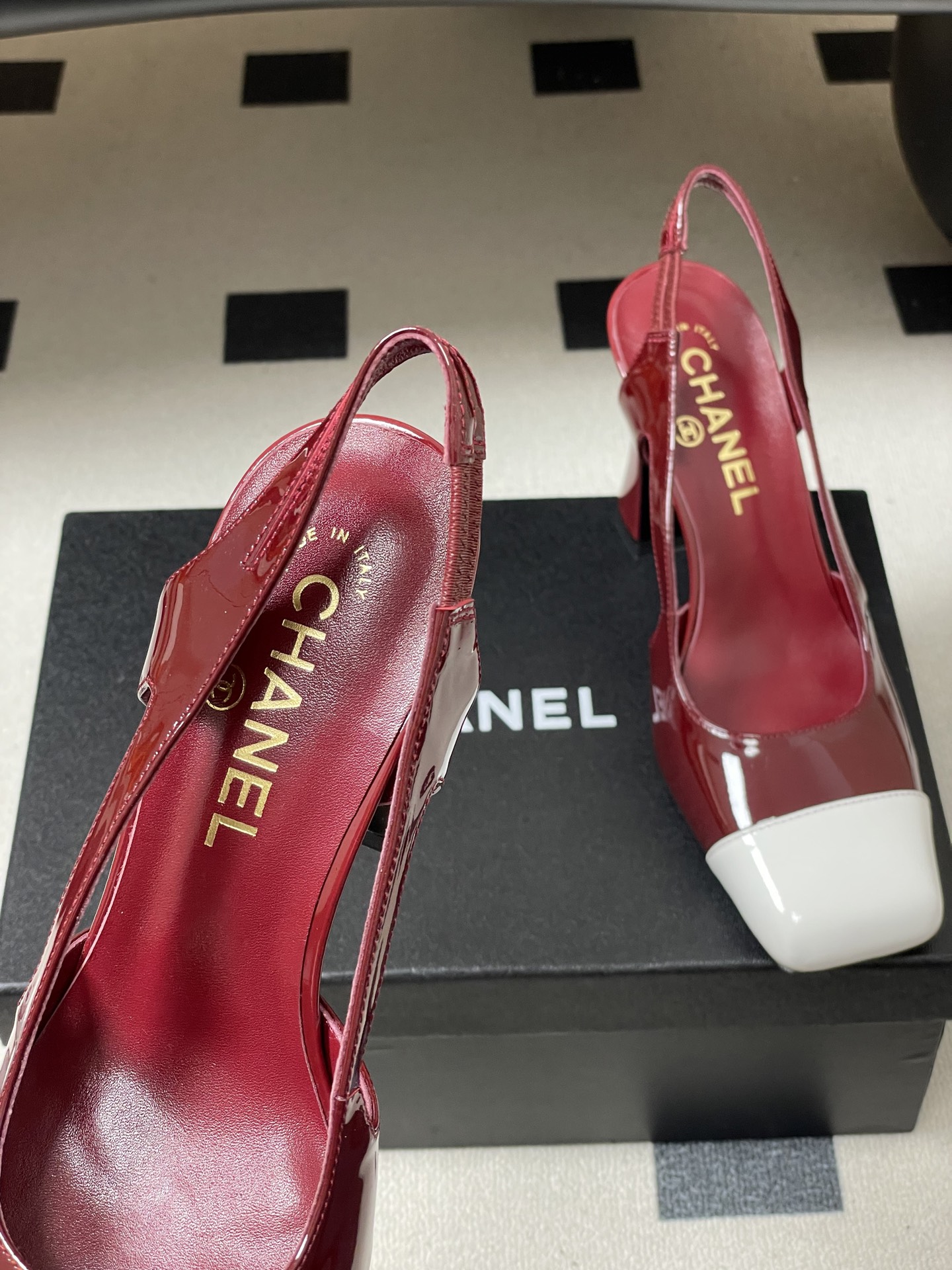 -Chanel 香奈儿2026春夏新款 小香走秀款经典双C扣粗跟后空凉鞋方平头高跟鞋采用了经典且优雅的设