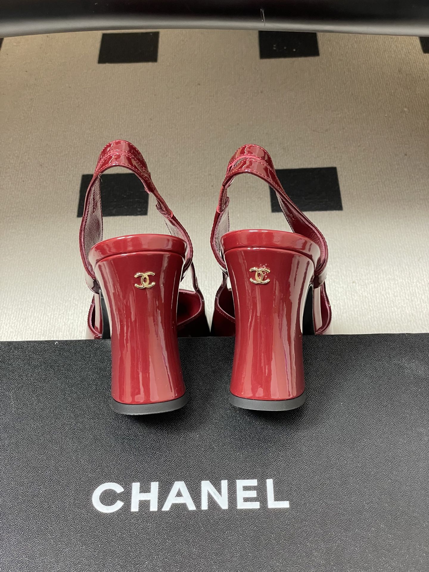 -Chanel 香奈儿2026春夏新款 小香走秀款经典双C扣粗跟后空凉鞋方平头高跟鞋采用了经典且优雅的设