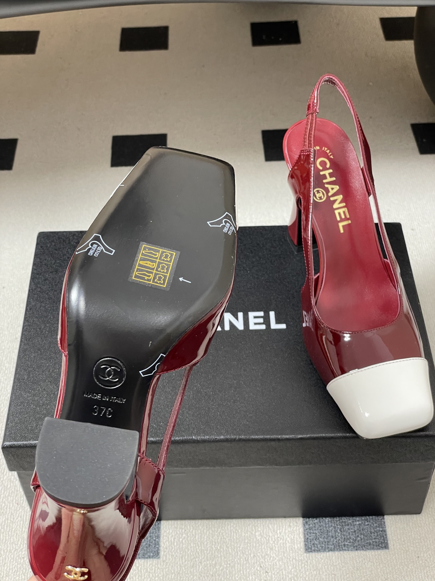 -Chanel 香奈儿2026春夏新款 小香走秀款经典双C扣粗跟后空凉鞋方平头高跟鞋采用了经典且优雅的设