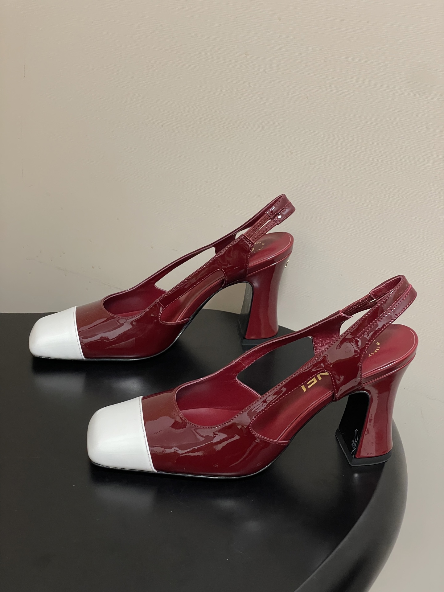 -Chanel 香奈儿2026春夏新款 小香走秀款经典双C扣粗跟后空凉鞋方平头高跟鞋采用了经典且优雅的设