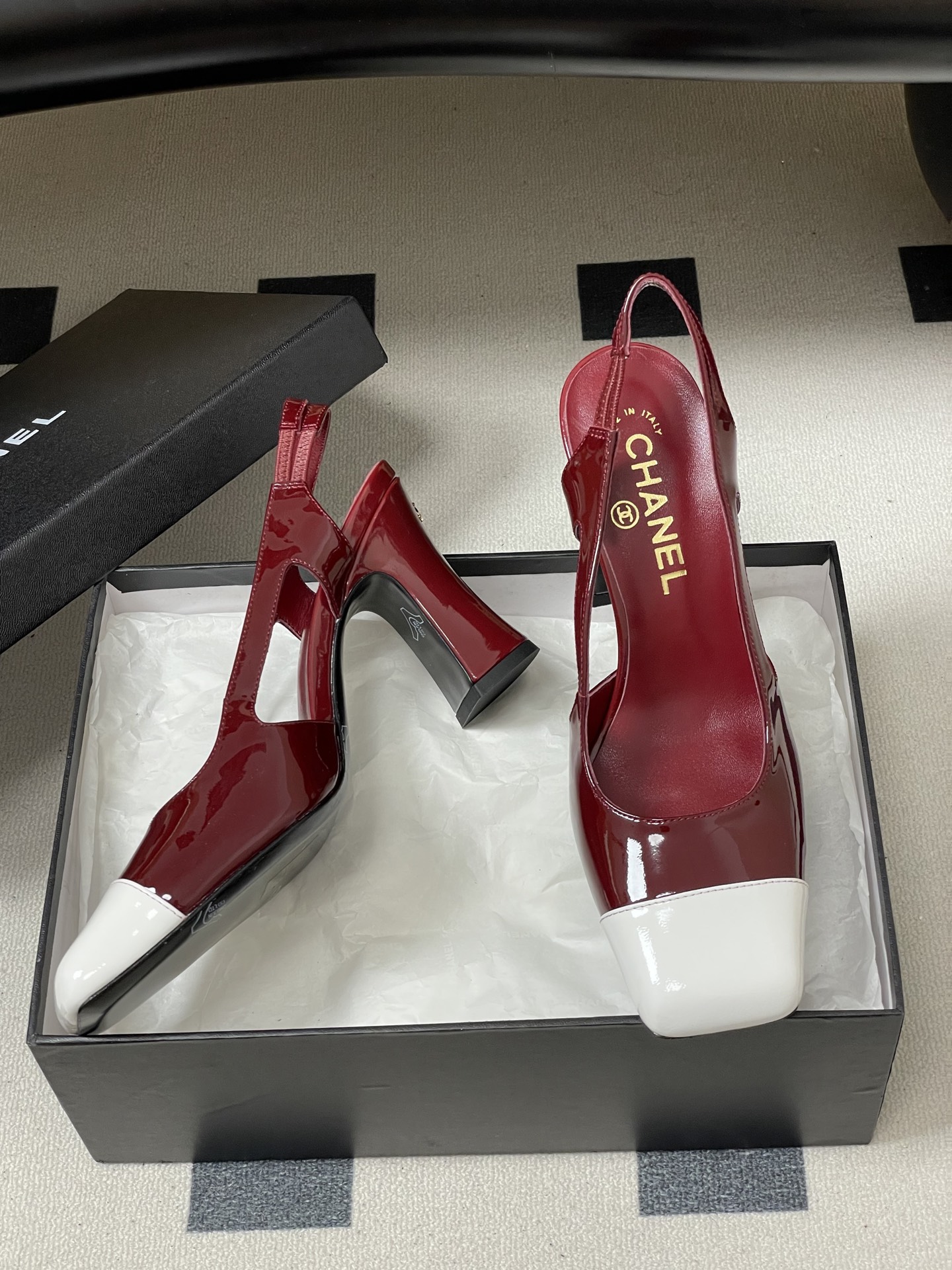 -Chanel 香奈儿2026春夏新款 小香走秀款经典双C扣粗跟后空凉鞋方平头高跟鞋采用了经典且优雅的设