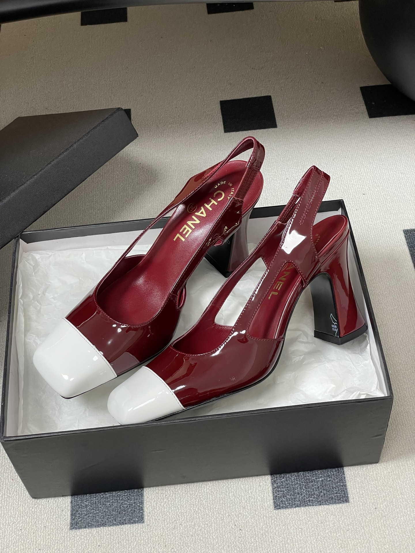 -Chanel 香奈儿2026春夏新款 小香走秀款经典双C扣粗跟后空凉鞋方平头高跟鞋采用了经典且优雅的设