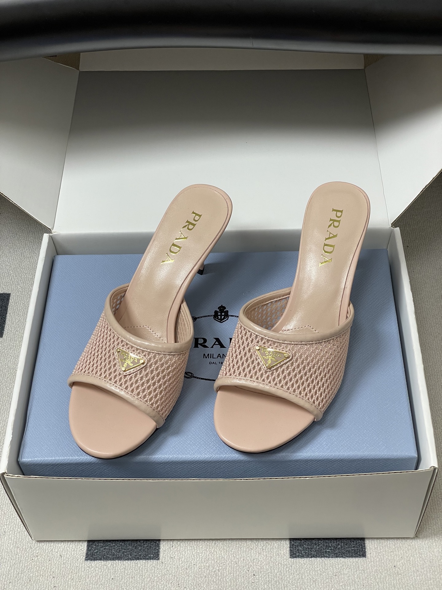 -顶级品质(配高档飞机盒✈️)26Ss春夏新款Prada普拉达 经典三角标网眼织物鱼嘴高跟拖鞋镂空渔网一