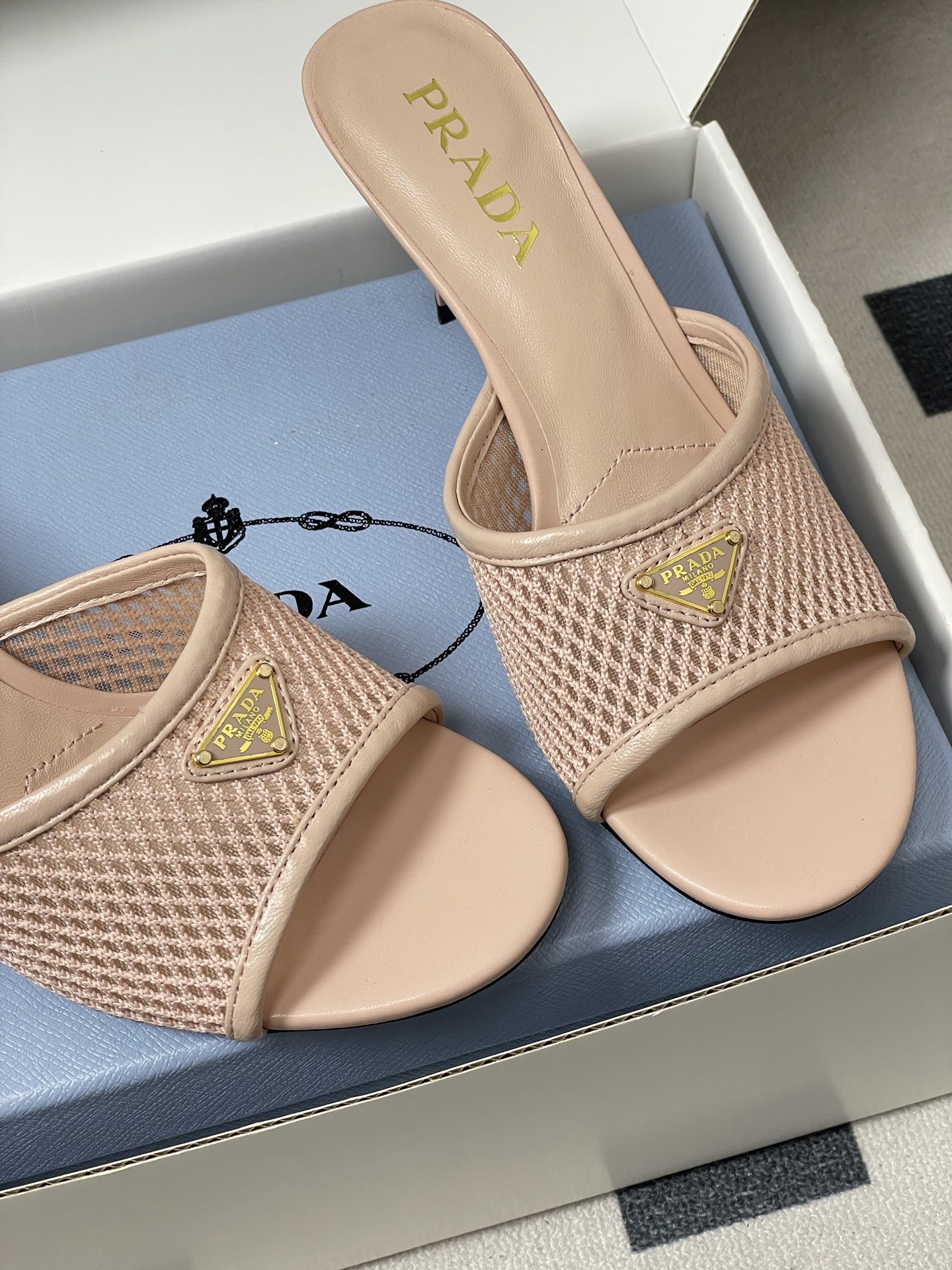 -顶级品质(配高档飞机盒✈️)26Ss春夏新款Prada普拉达 经典三角标网眼织物鱼嘴高跟拖鞋镂空渔网一