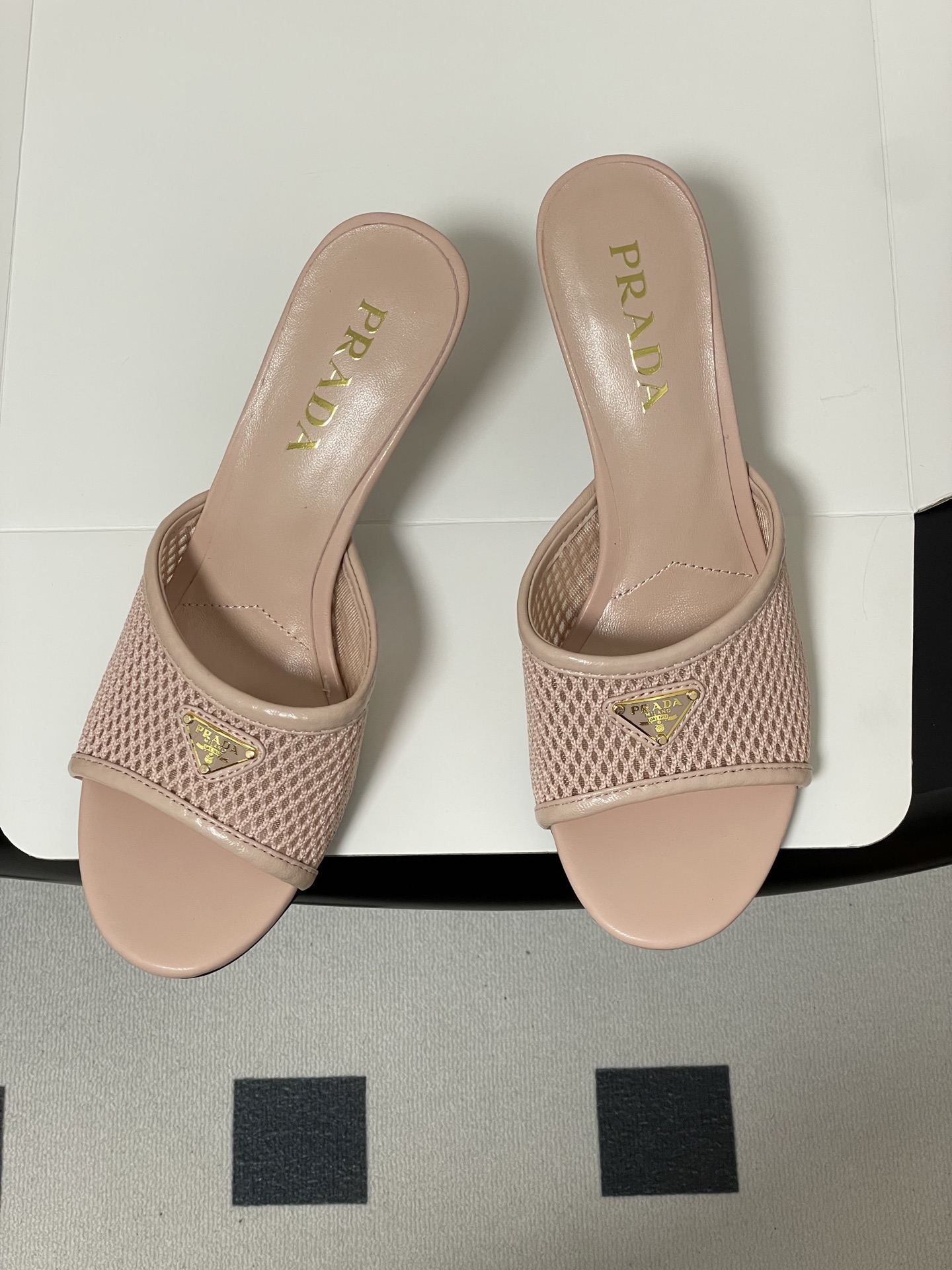 -顶级品质(配高档飞机盒✈️)26Ss春夏新款Prada普拉达 经典三角标网眼织物鱼嘴高跟拖鞋镂空渔网一