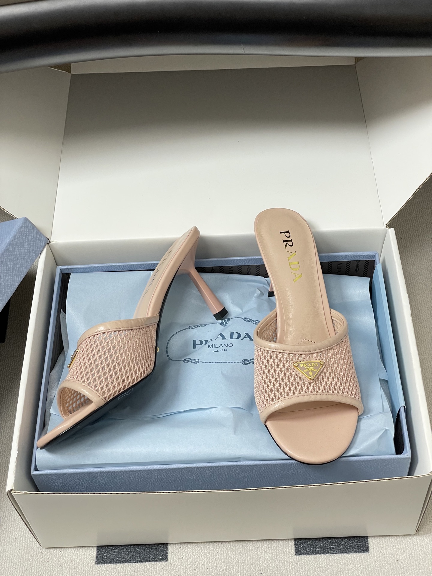 -顶级品质(配高档飞机盒✈️)26Ss春夏新款Prada普拉达 经典三角标网眼织物鱼嘴高跟拖鞋镂空渔网一