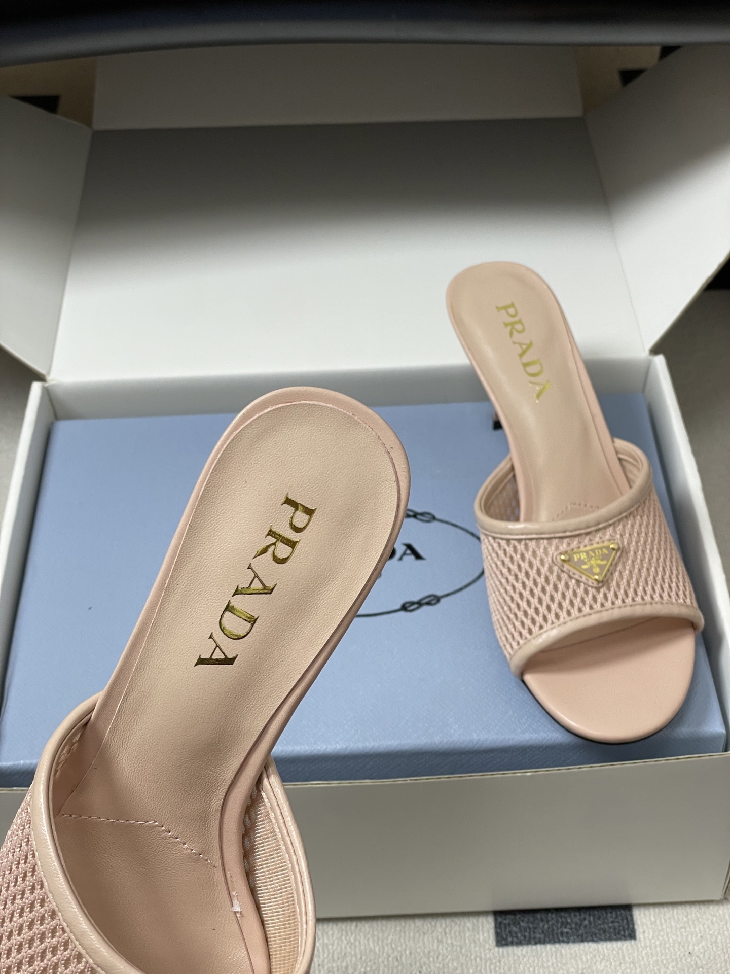 -顶级品质(配高档飞机盒✈️)26Ss春夏新款Prada普拉达 经典三角标网眼织物鱼嘴高跟拖鞋镂空渔网一