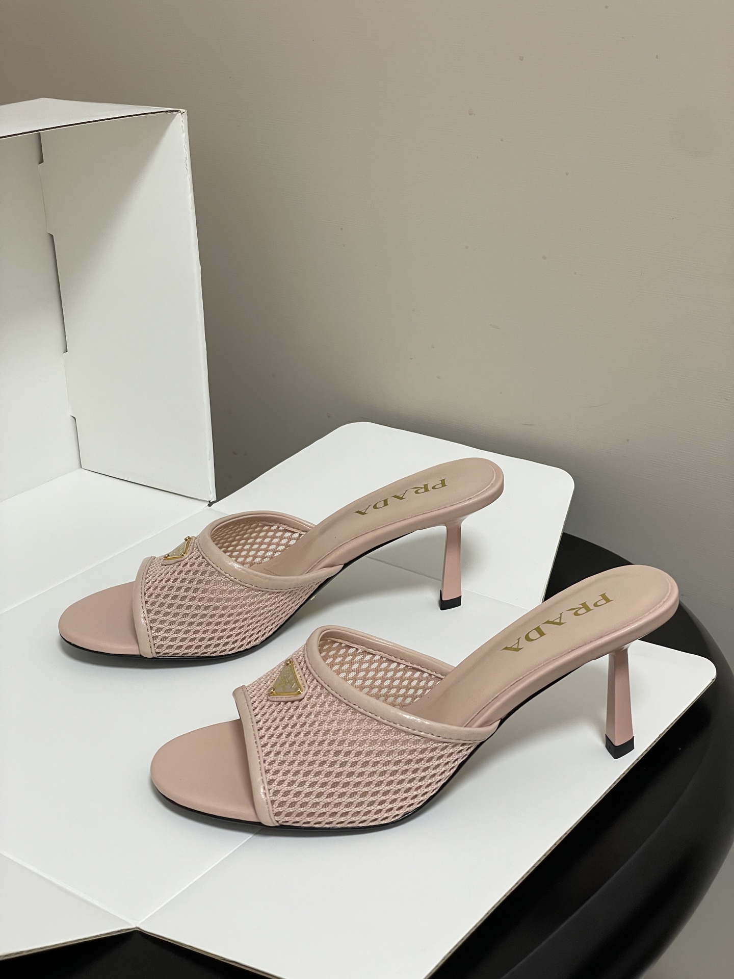 -顶级品质(配高档飞机盒✈️)26Ss春夏新款Prada普拉达 经典三角标网眼织物鱼嘴高跟拖鞋镂空渔网一