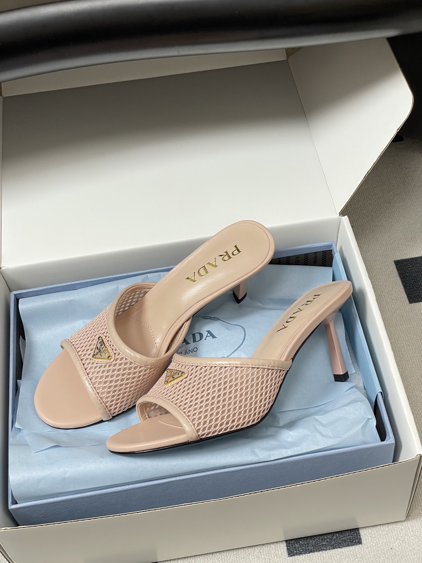 -顶级品质(配高档飞机盒✈️)26Ss春夏新款Prada普拉达 经典三角标网眼织物鱼嘴高跟拖鞋镂空渔网一