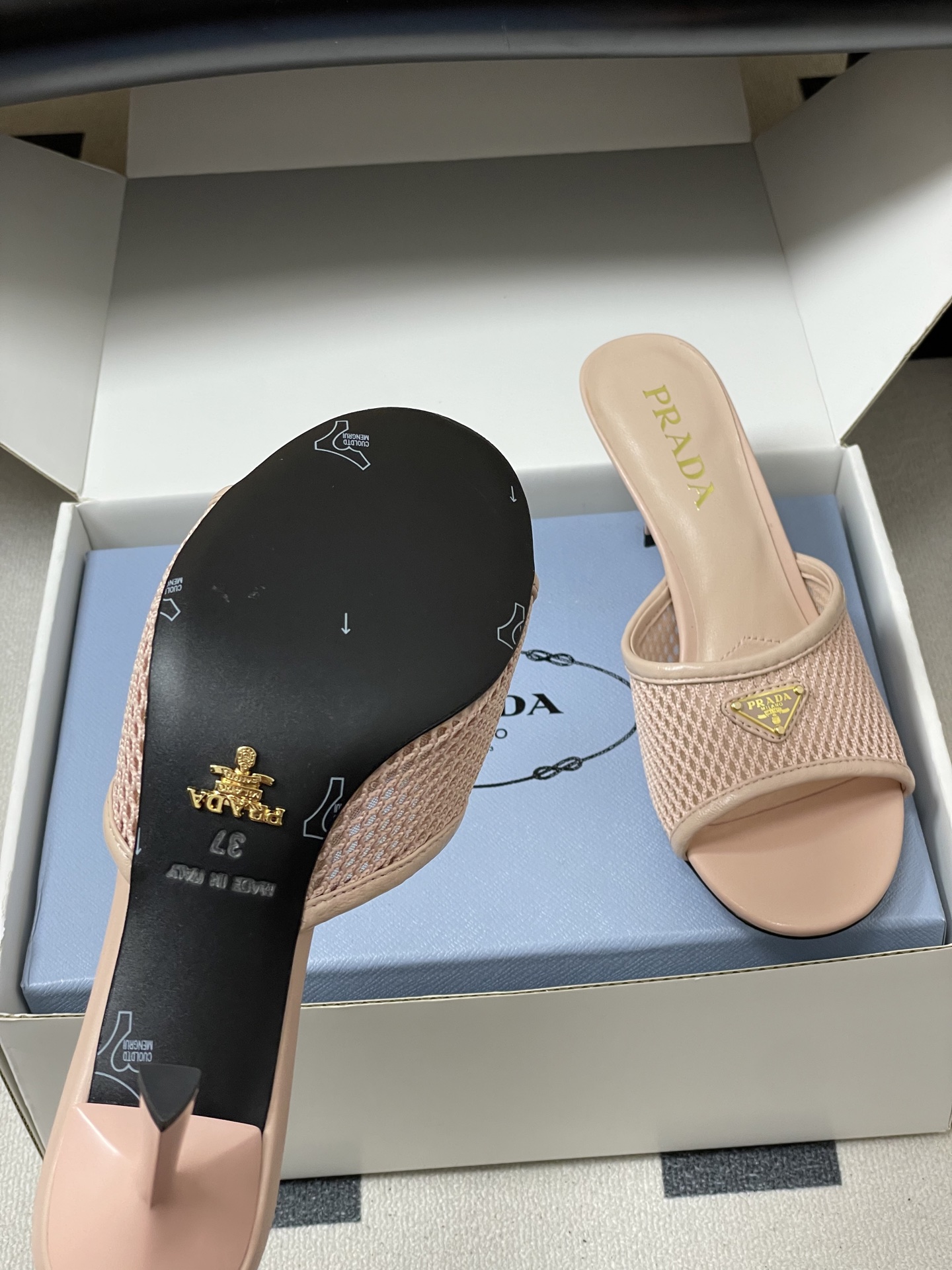 -顶级品质(配高档飞机盒✈️)26Ss春夏新款Prada普拉达 经典三角标网眼织物鱼嘴高跟拖鞋镂空渔网一