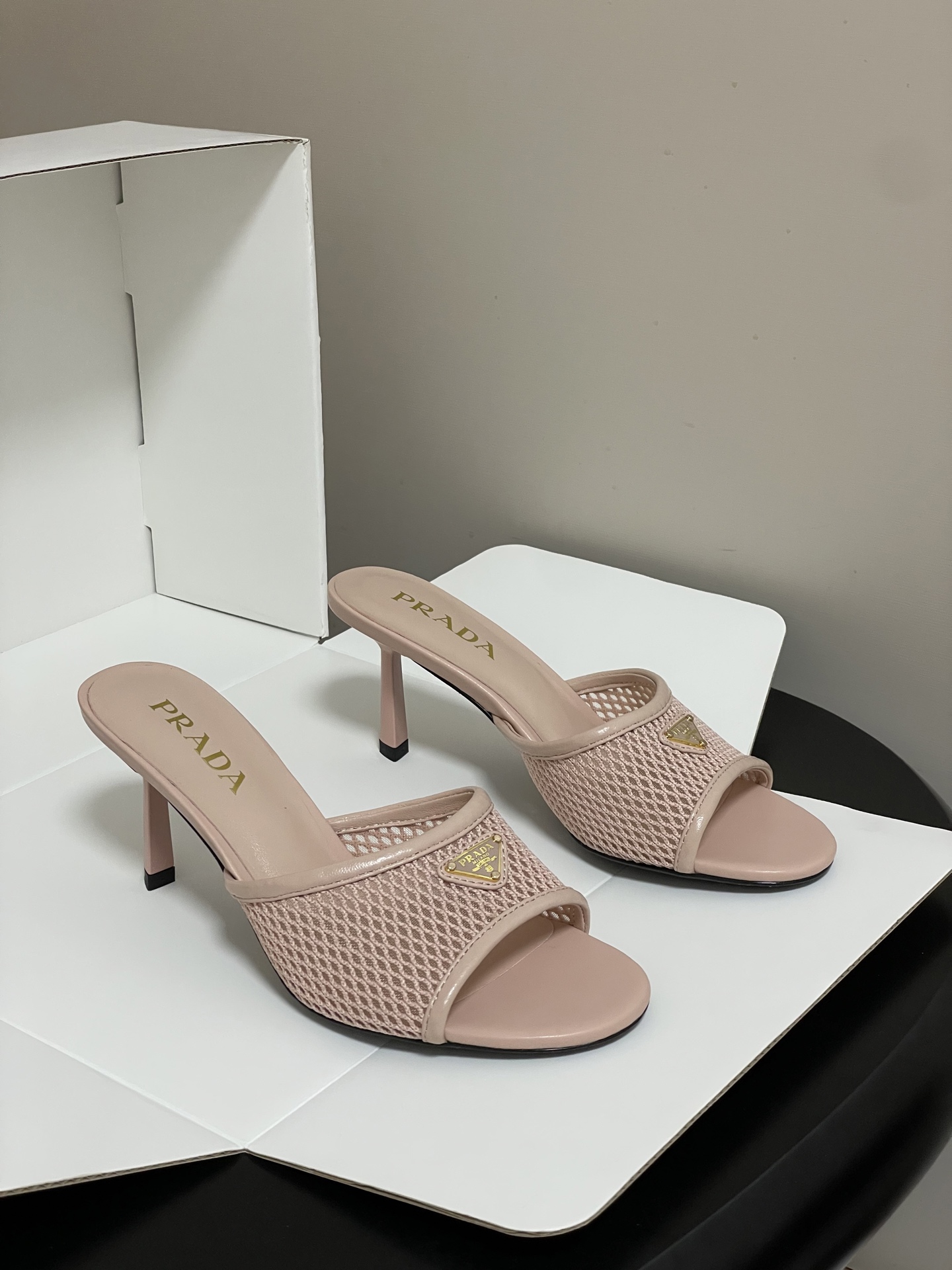 -顶级品质(配高档飞机盒✈️)26Ss春夏新款Prada普拉达 经典三角标网眼织物鱼嘴高跟拖鞋镂空渔网一