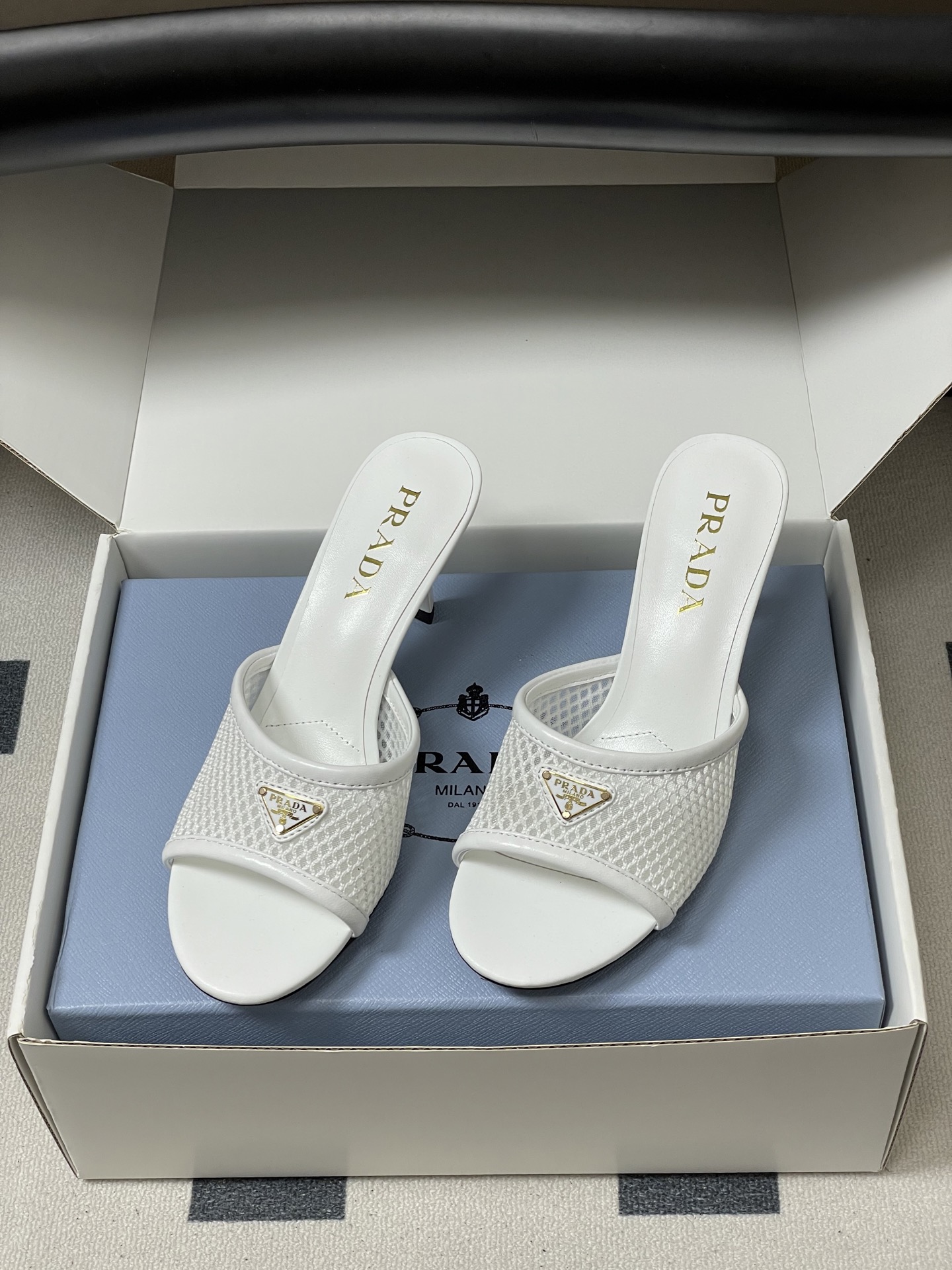 -顶级品质(配高档飞机盒✈️)26Ss春夏新款Prada普拉达 经典三角标网眼织物鱼嘴高跟拖鞋镂空渔网一