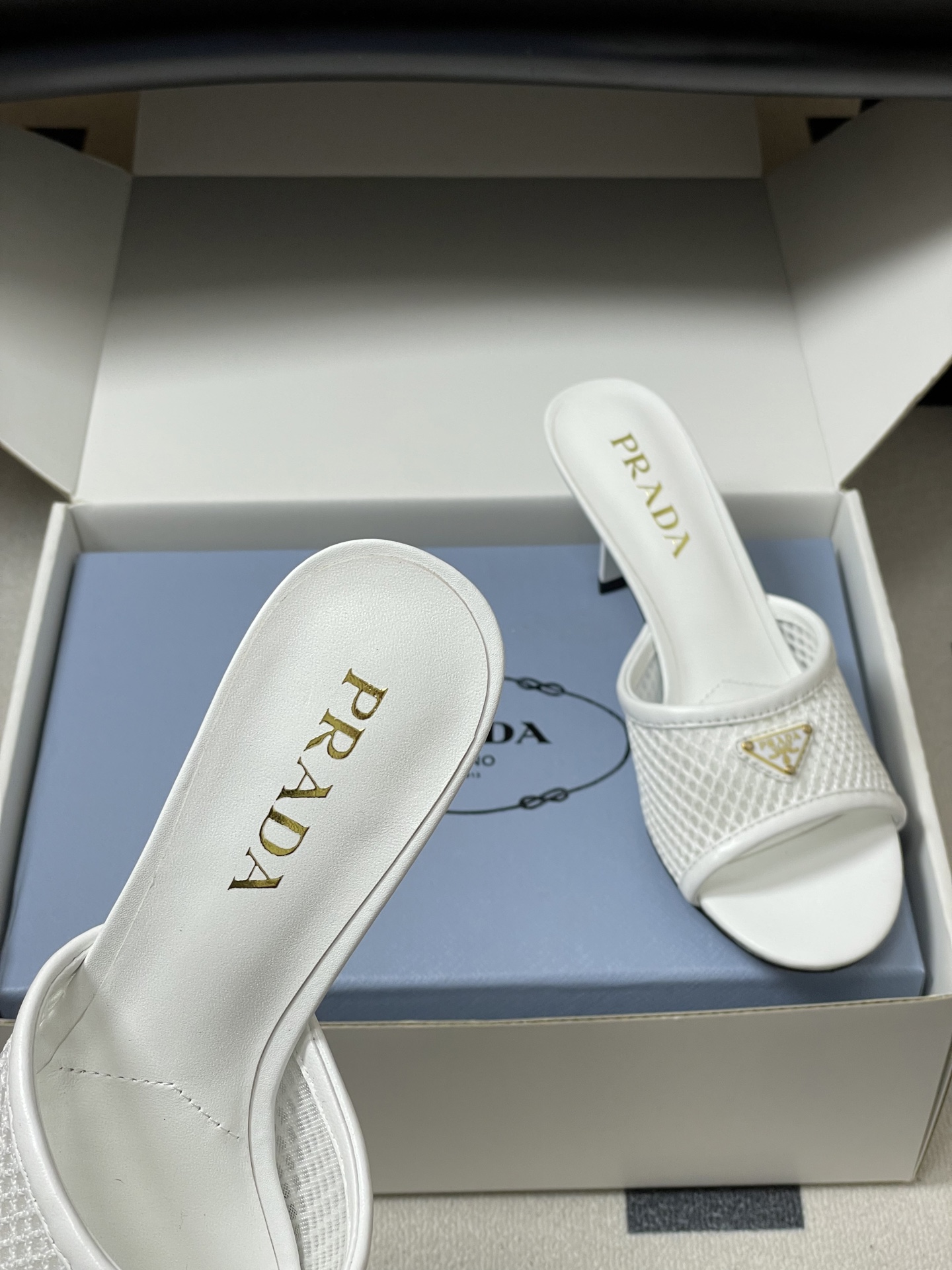 -顶级品质(配高档飞机盒✈️)26Ss春夏新款Prada普拉达 经典三角标网眼织物鱼嘴高跟拖鞋镂空渔网一