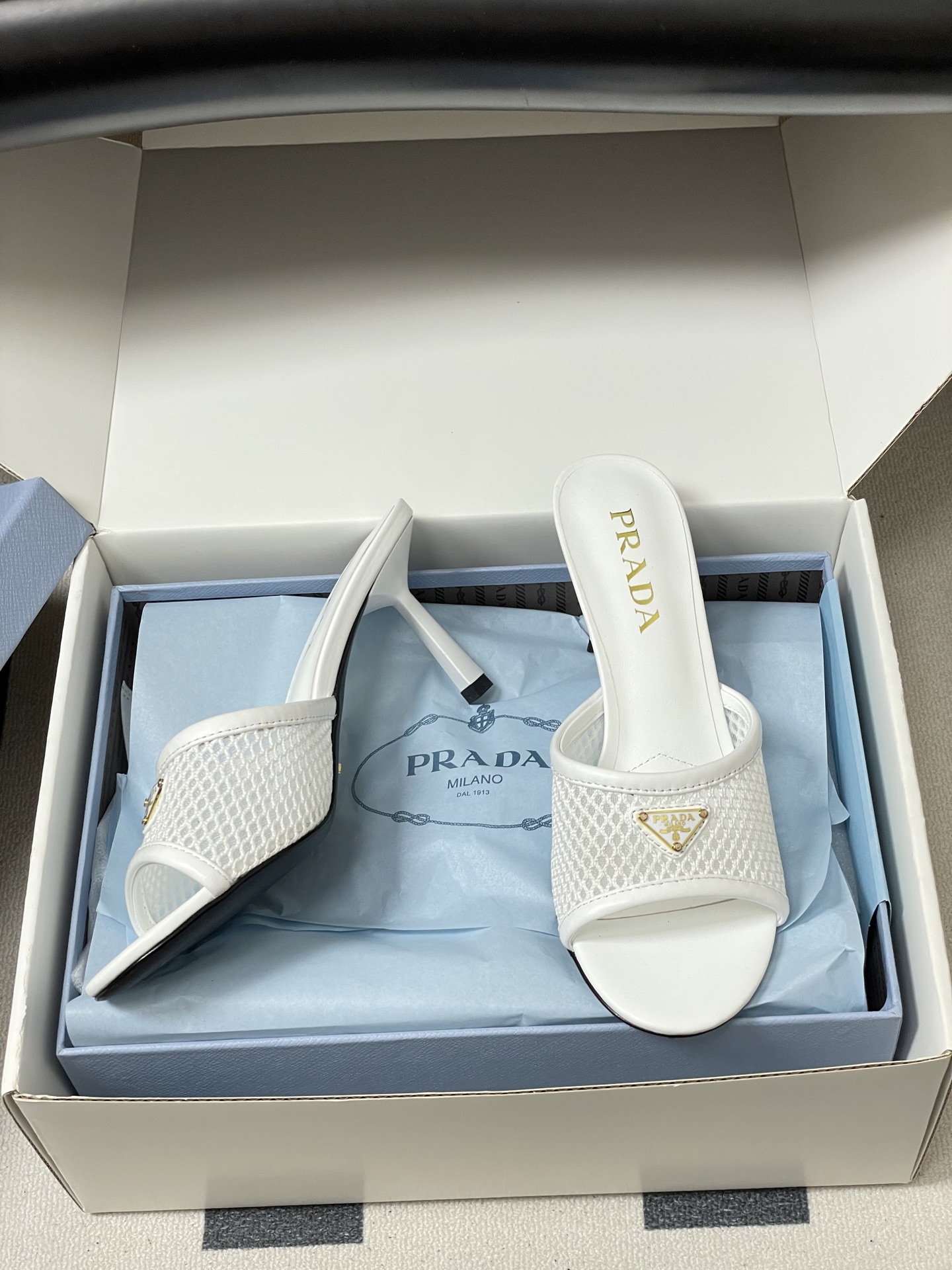 -顶级品质(配高档飞机盒✈️)26Ss春夏新款Prada普拉达 经典三角标网眼织物鱼嘴高跟拖鞋镂空渔网一