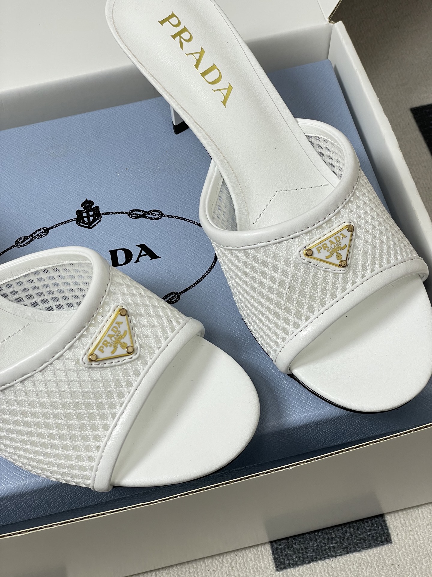 -顶级品质(配高档飞机盒✈️)26Ss春夏新款Prada普拉达 经典三角标网眼织物鱼嘴高跟拖鞋镂空渔网一