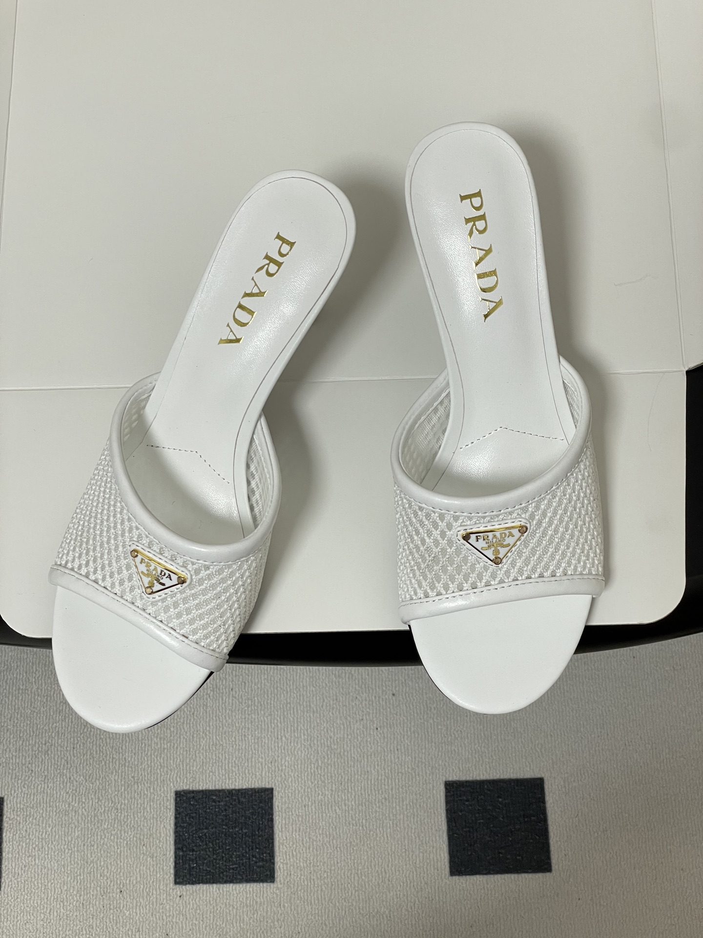 -顶级品质(配高档飞机盒✈️)26Ss春夏新款Prada普拉达 经典三角标网眼织物鱼嘴高跟拖鞋镂空渔网一