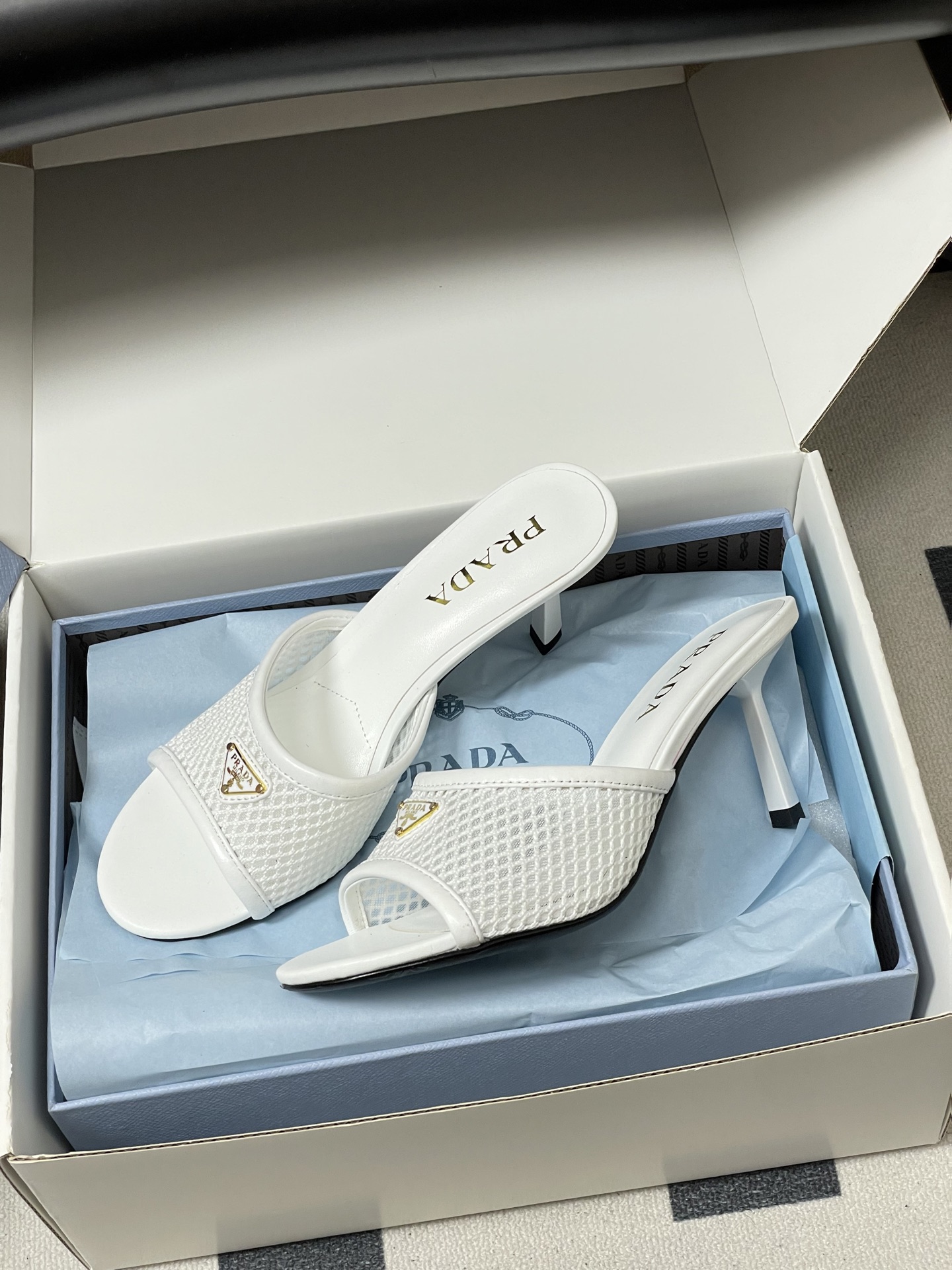 -顶级品质(配高档飞机盒✈️)26Ss春夏新款Prada普拉达 经典三角标网眼织物鱼嘴高跟拖鞋镂空渔网一