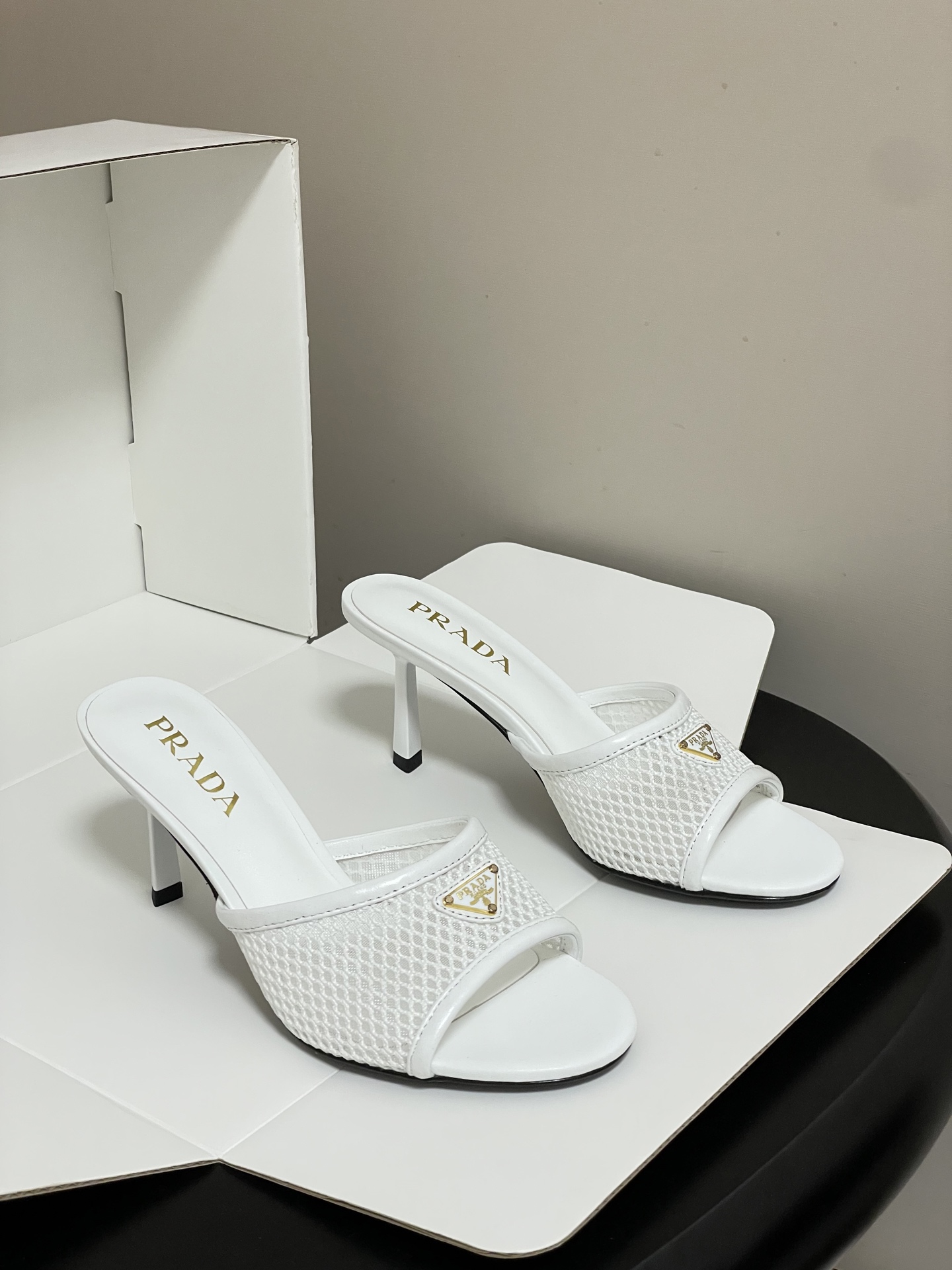 -顶级品质(配高档飞机盒✈️)26Ss春夏新款Prada普拉达 经典三角标网眼织物鱼嘴高跟拖鞋镂空渔网一