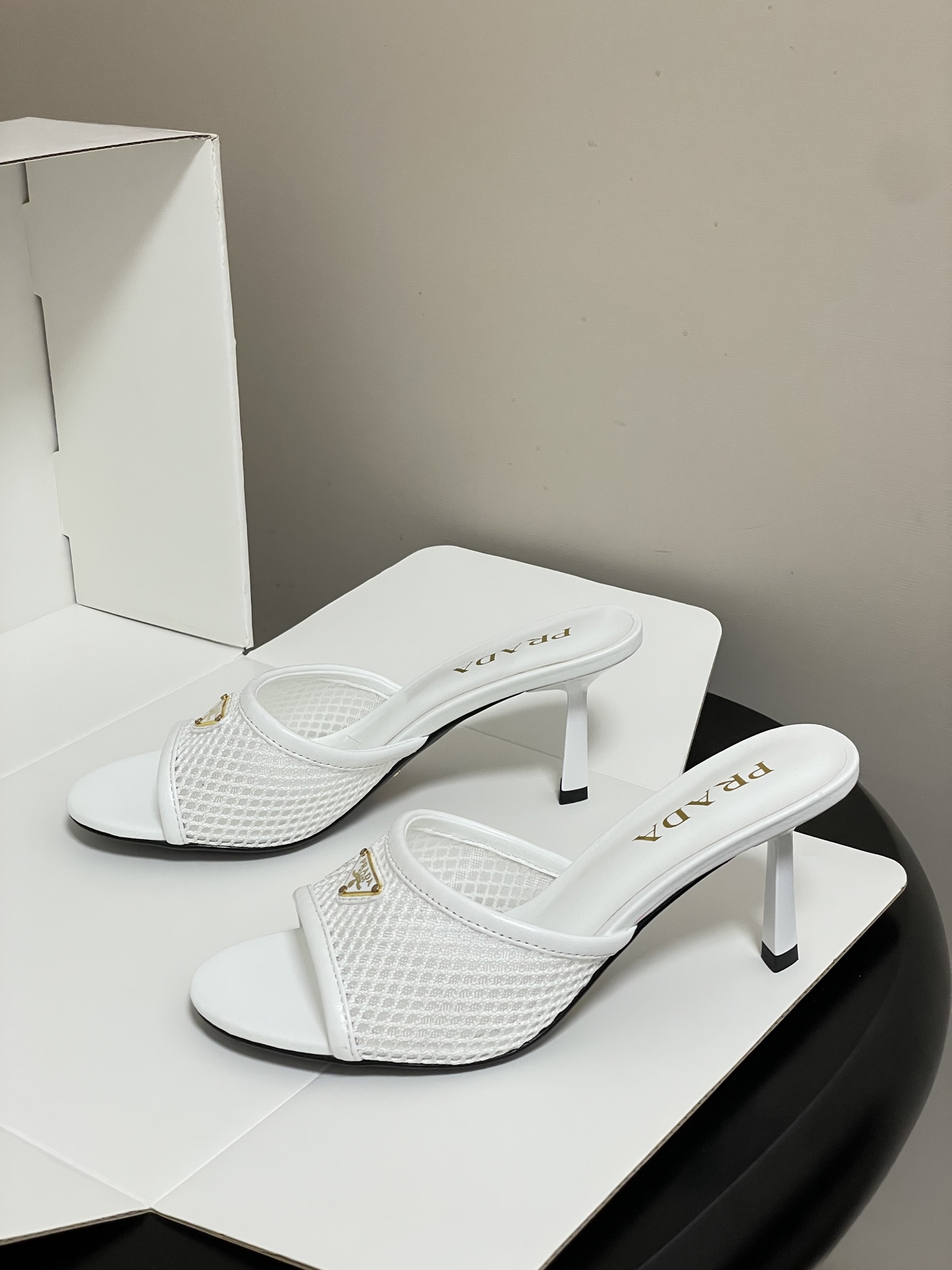 -顶级品质(配高档飞机盒✈️)26Ss春夏新款Prada普拉达 经典三角标网眼织物鱼嘴高跟拖鞋镂空渔网一