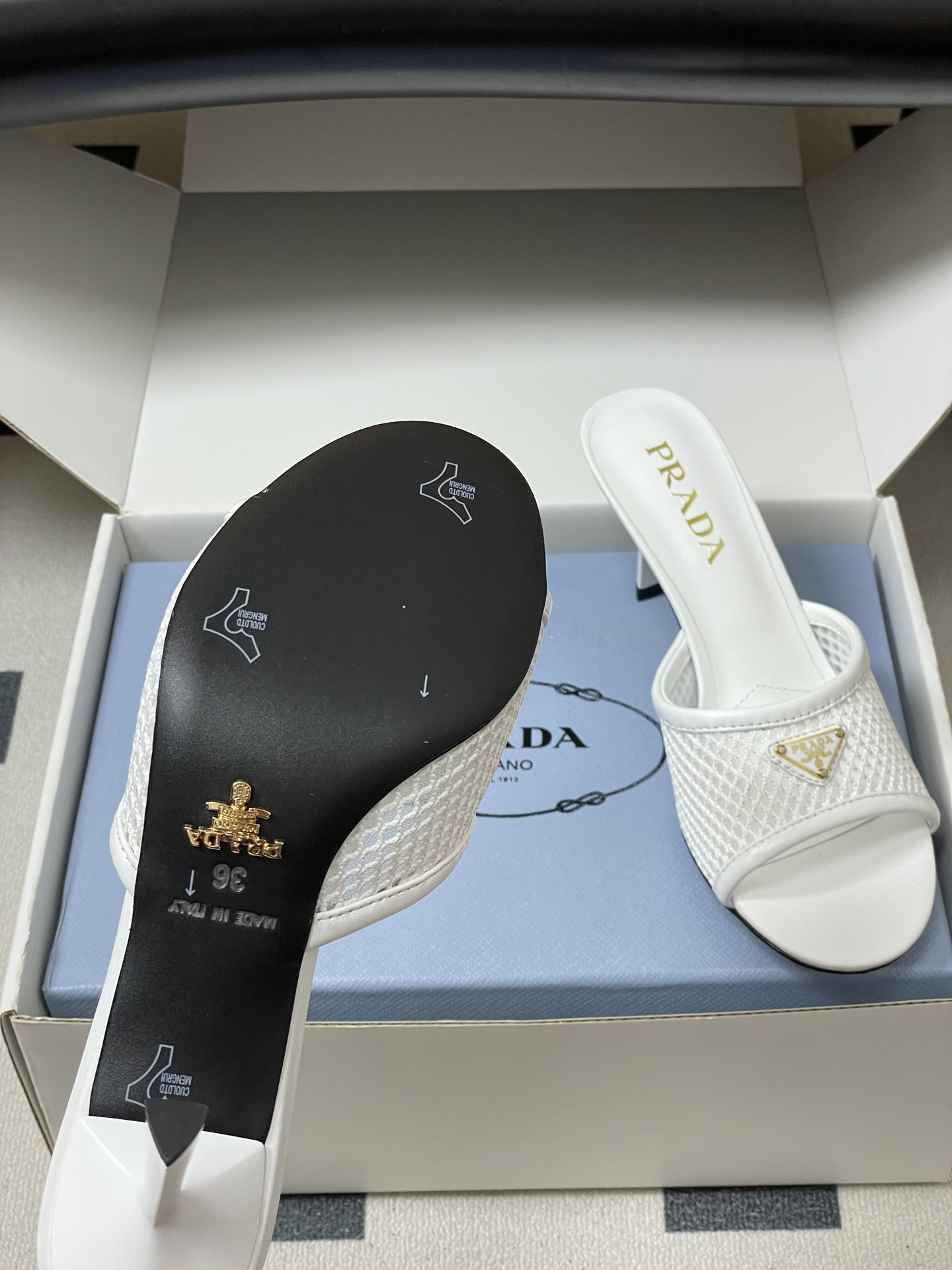 -顶级品质(配高档飞机盒✈️)26Ss春夏新款Prada普拉达 经典三角标网眼织物鱼嘴高跟拖鞋镂空渔网一