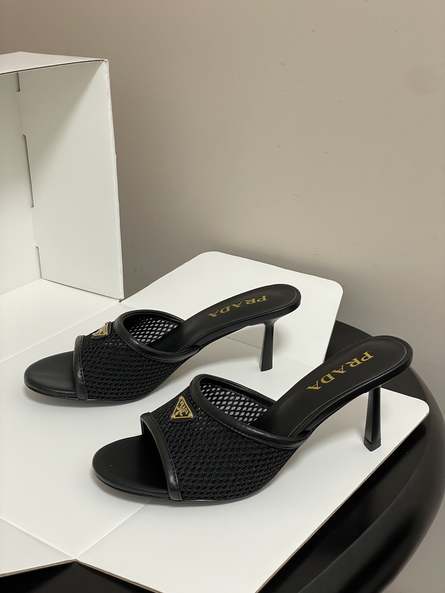 -顶级品质(配高档飞机盒✈️)26Ss春夏新款Prada普拉达 经典三角标网眼织物鱼嘴高跟拖鞋镂空渔网一