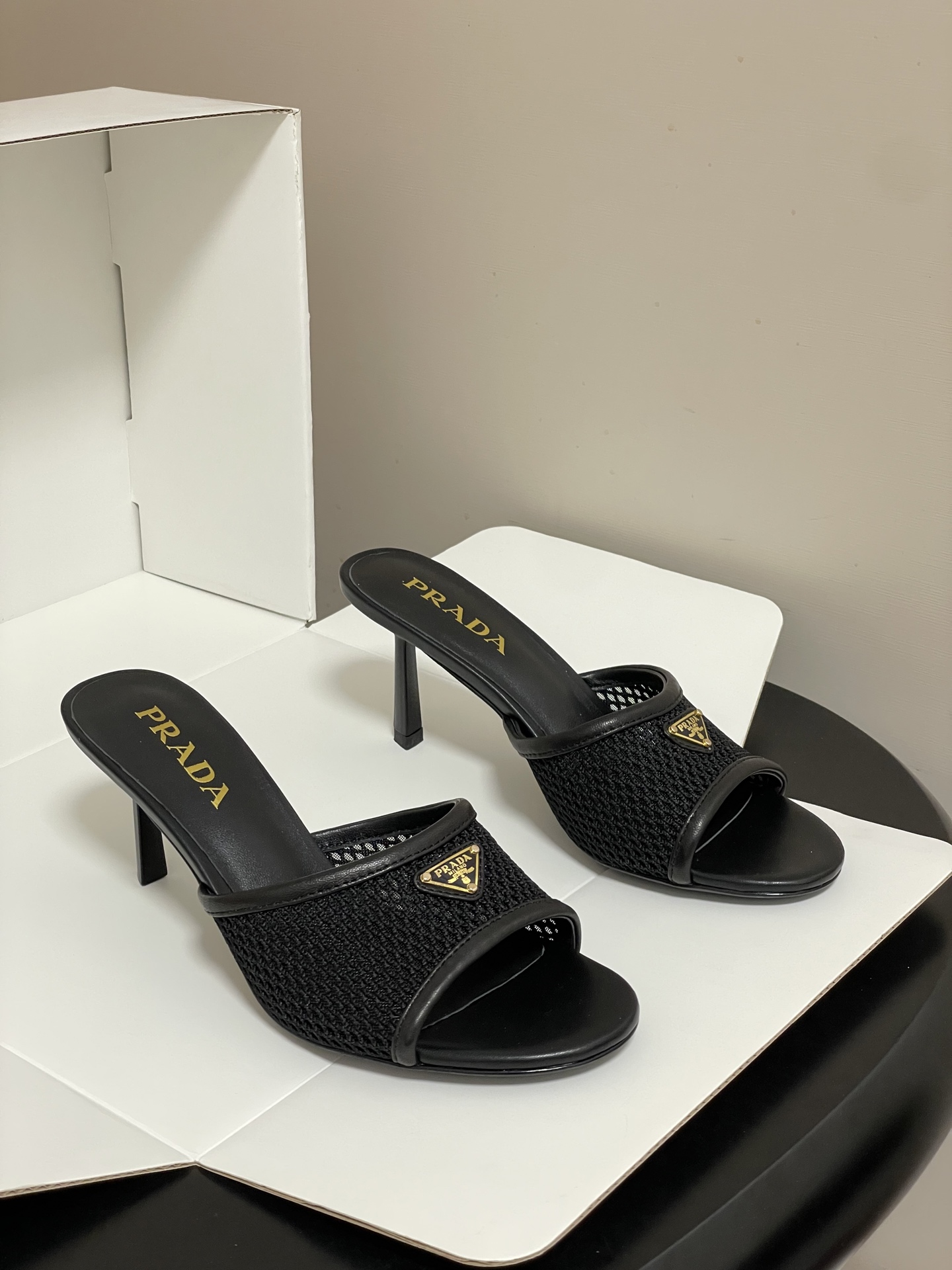 -顶级品质(配高档飞机盒✈️)26Ss春夏新款Prada普拉达 经典三角标网眼织物鱼嘴高跟拖鞋镂空渔网一