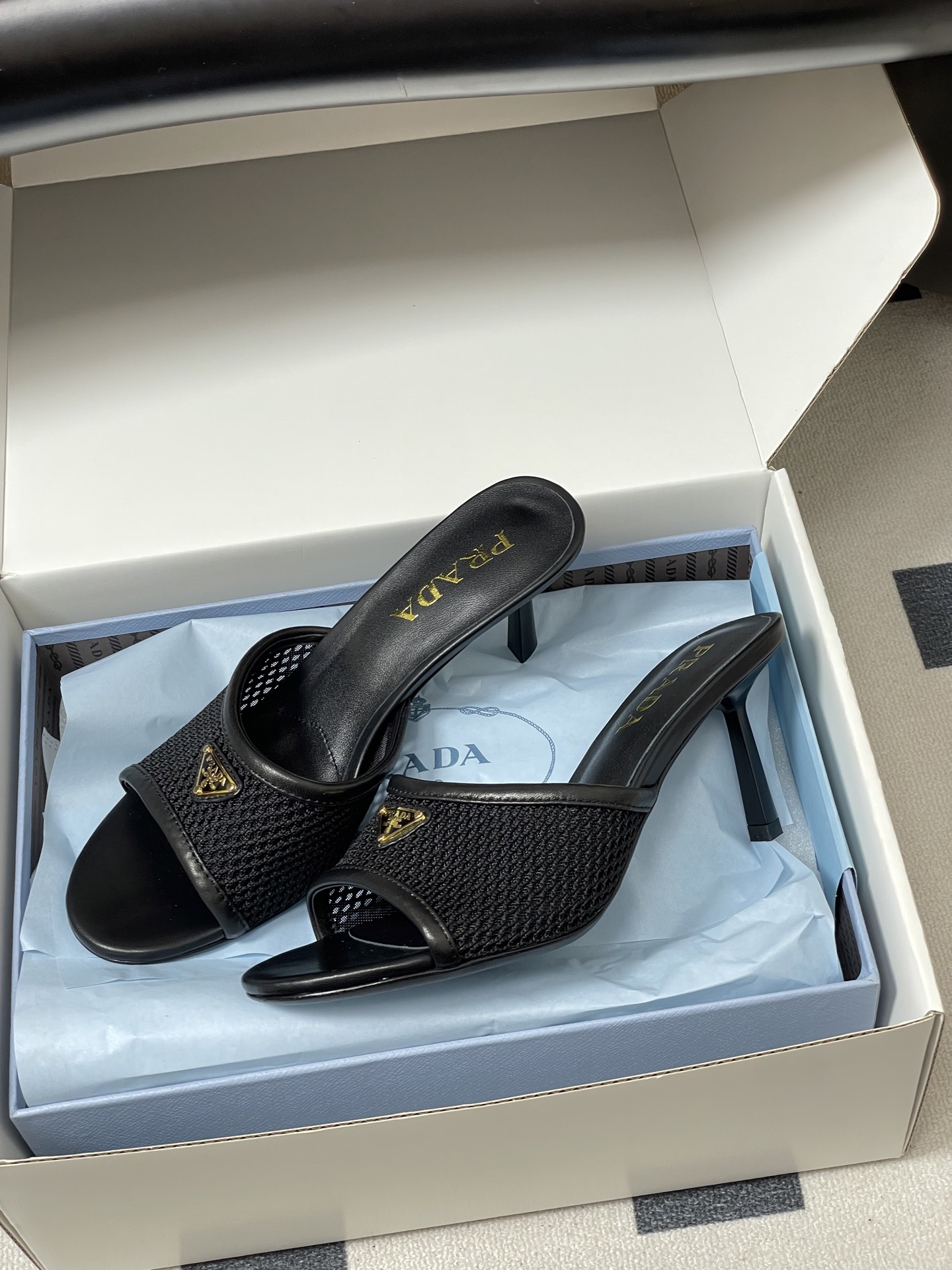 -顶级品质(配高档飞机盒✈️)26Ss春夏新款Prada普拉达 经典三角标网眼织物鱼嘴高跟拖鞋镂空渔网一