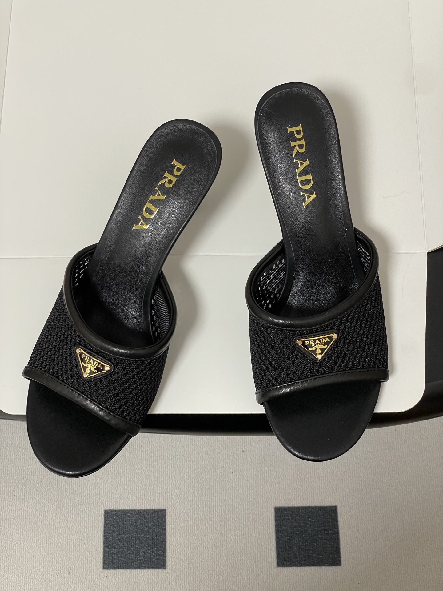 -顶级品质(配高档飞机盒✈️)26Ss春夏新款Prada普拉达 经典三角标网眼织物鱼嘴高跟拖鞋镂空渔网一