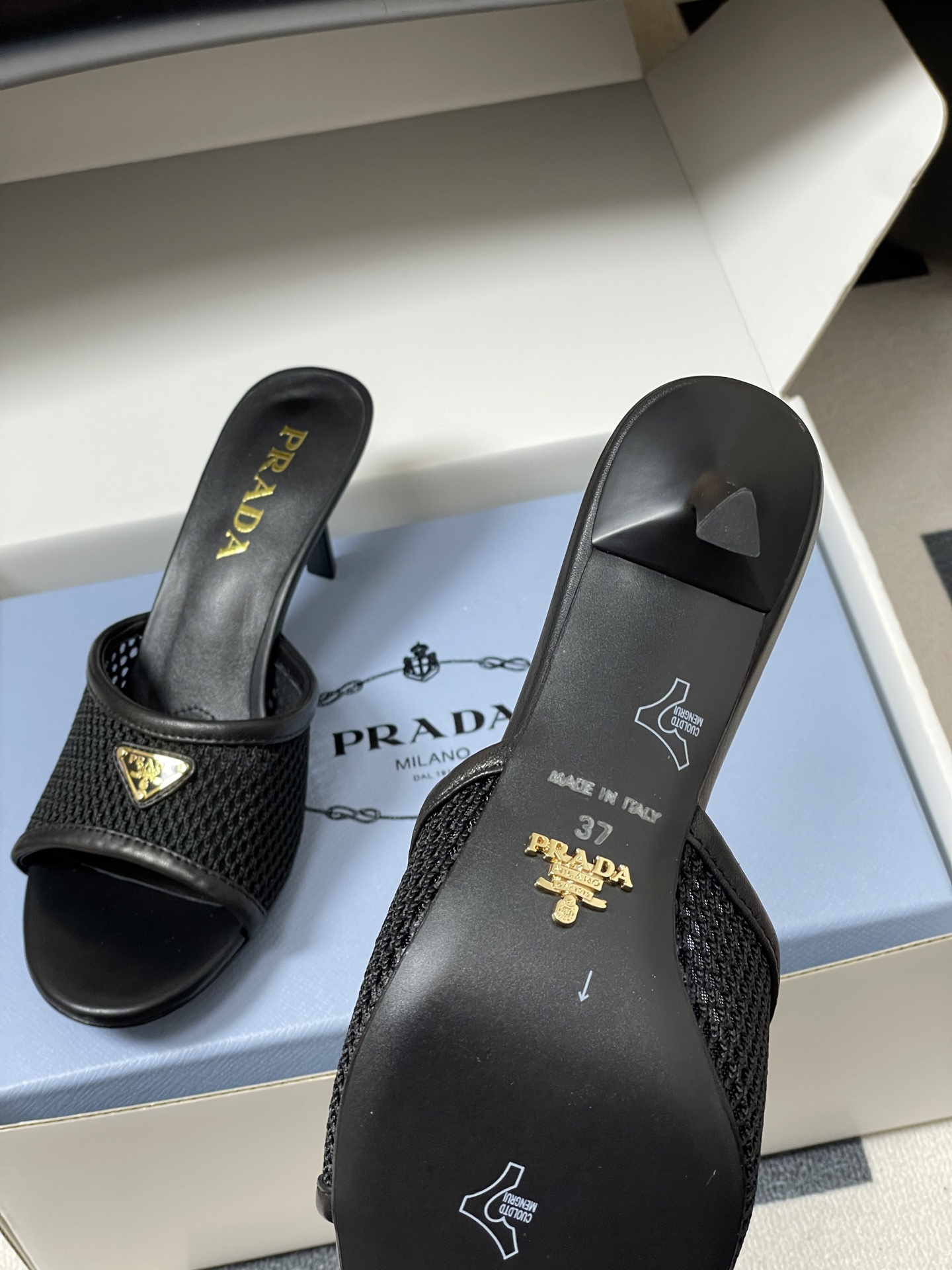 -顶级品质(配高档飞机盒✈️)26Ss春夏新款Prada普拉达 经典三角标网眼织物鱼嘴高跟拖鞋镂空渔网一