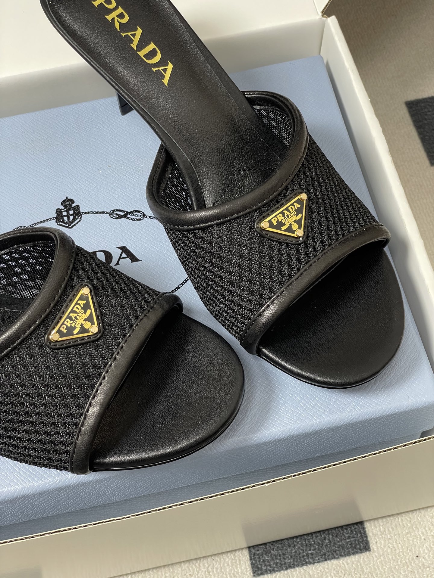 -顶级品质(配高档飞机盒✈️)26Ss春夏新款Prada普拉达 经典三角标网眼织物鱼嘴高跟拖鞋镂空渔网一