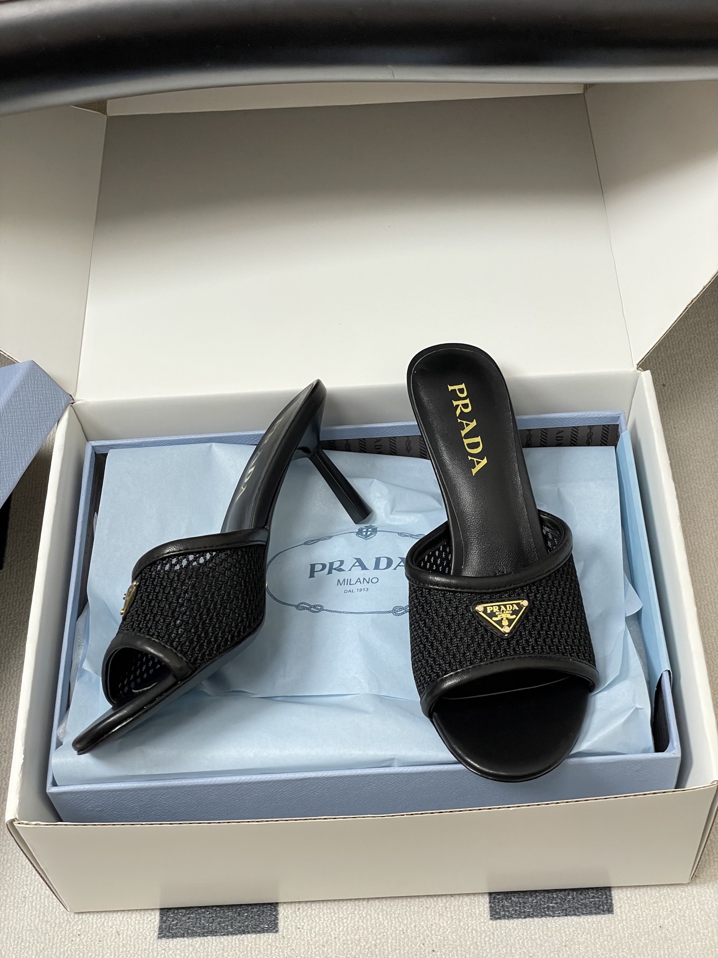 -顶级品质(配高档飞机盒✈️)26Ss春夏新款Prada普拉达 经典三角标网眼织物鱼嘴高跟拖鞋镂空渔网一