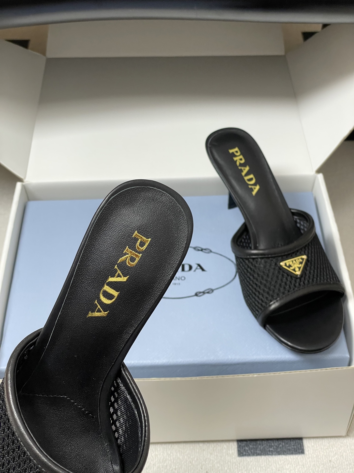 -顶级品质(配高档飞机盒✈️)26Ss春夏新款Prada普拉达 经典三角标网眼织物鱼嘴高跟拖鞋镂空渔网一