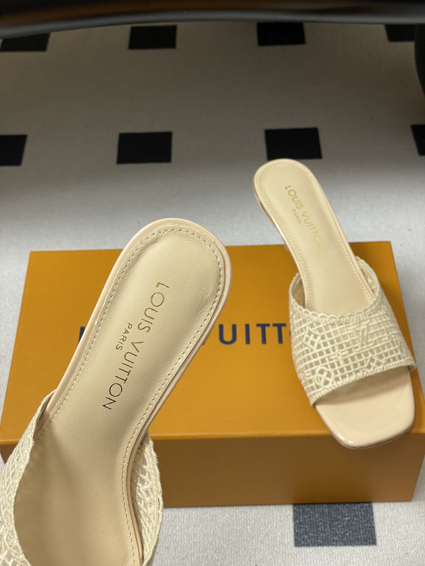 -26Ss春夏新款Louis vuiteeon 路易威登LV 6AM凉拖鞋小猫跟拖鞋字母刺绣蕾丝网面一字