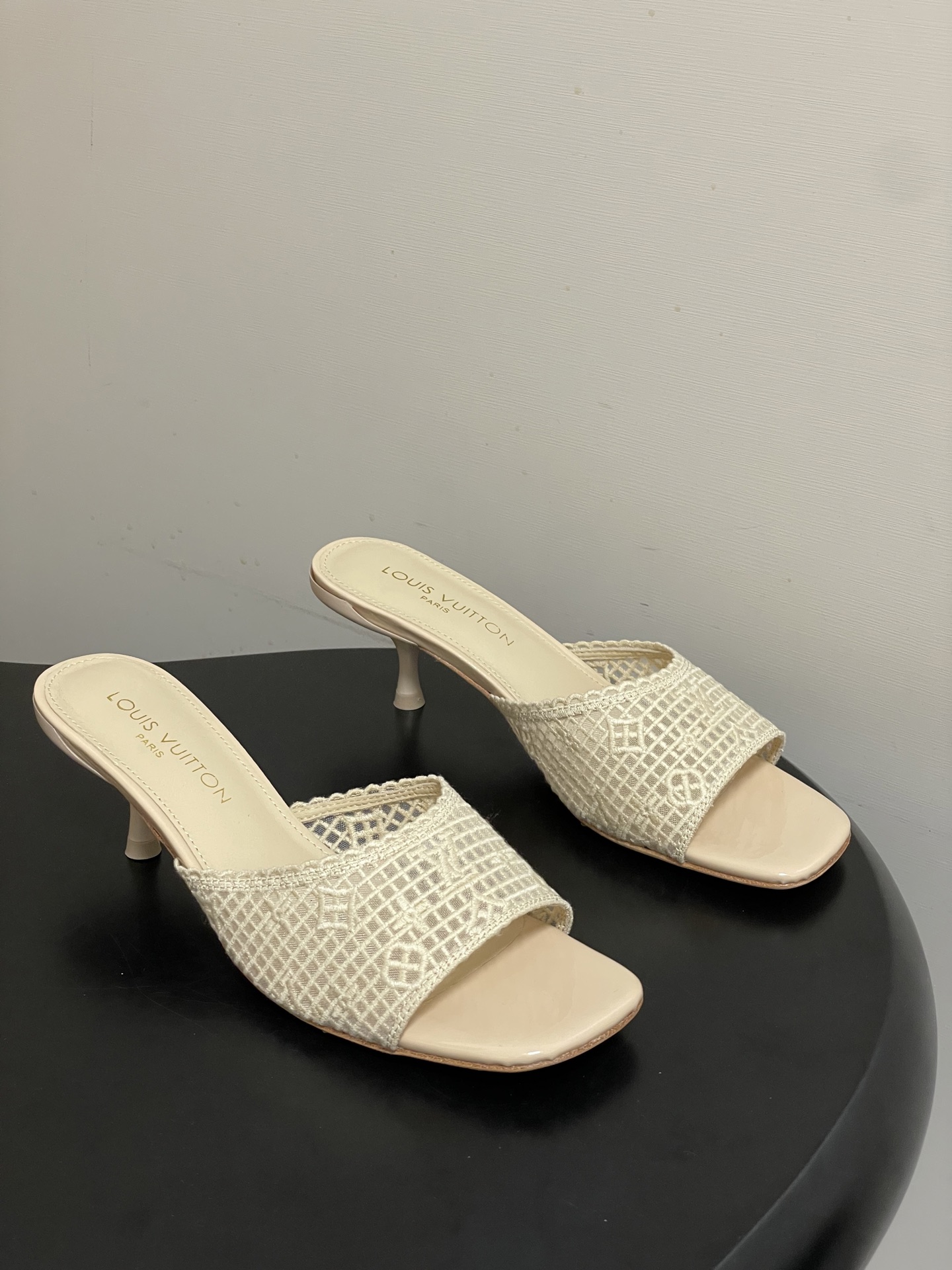 -26Ss春夏新款Louis vuiteeon 路易威登LV 6AM凉拖鞋小猫跟拖鞋字母刺绣蕾丝网面一字