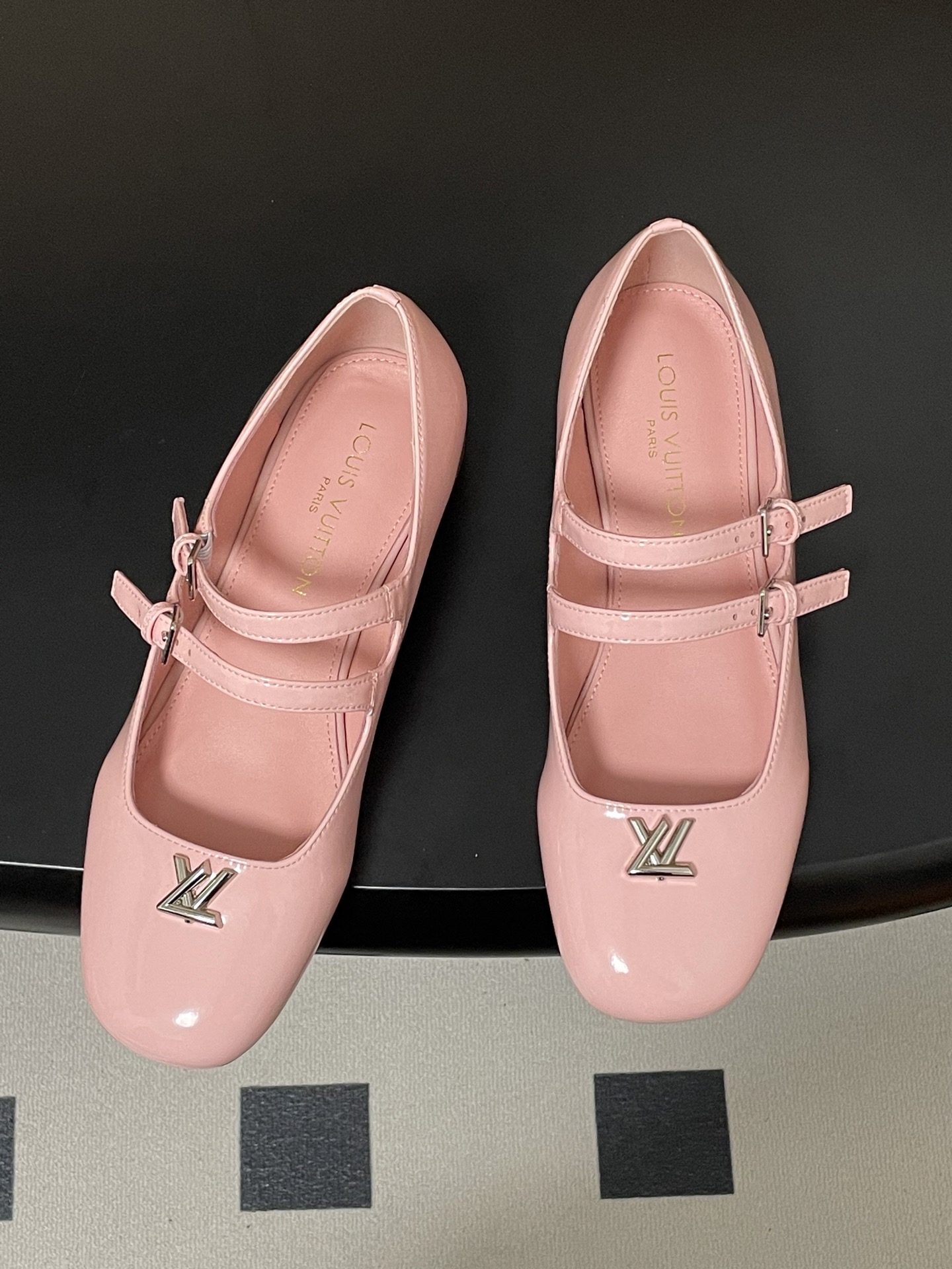 -26Ss春季新款Louis Vuitton LV SWING 玛丽珍芭蕾鞋双带平底亮面漆皮单鞋Swin