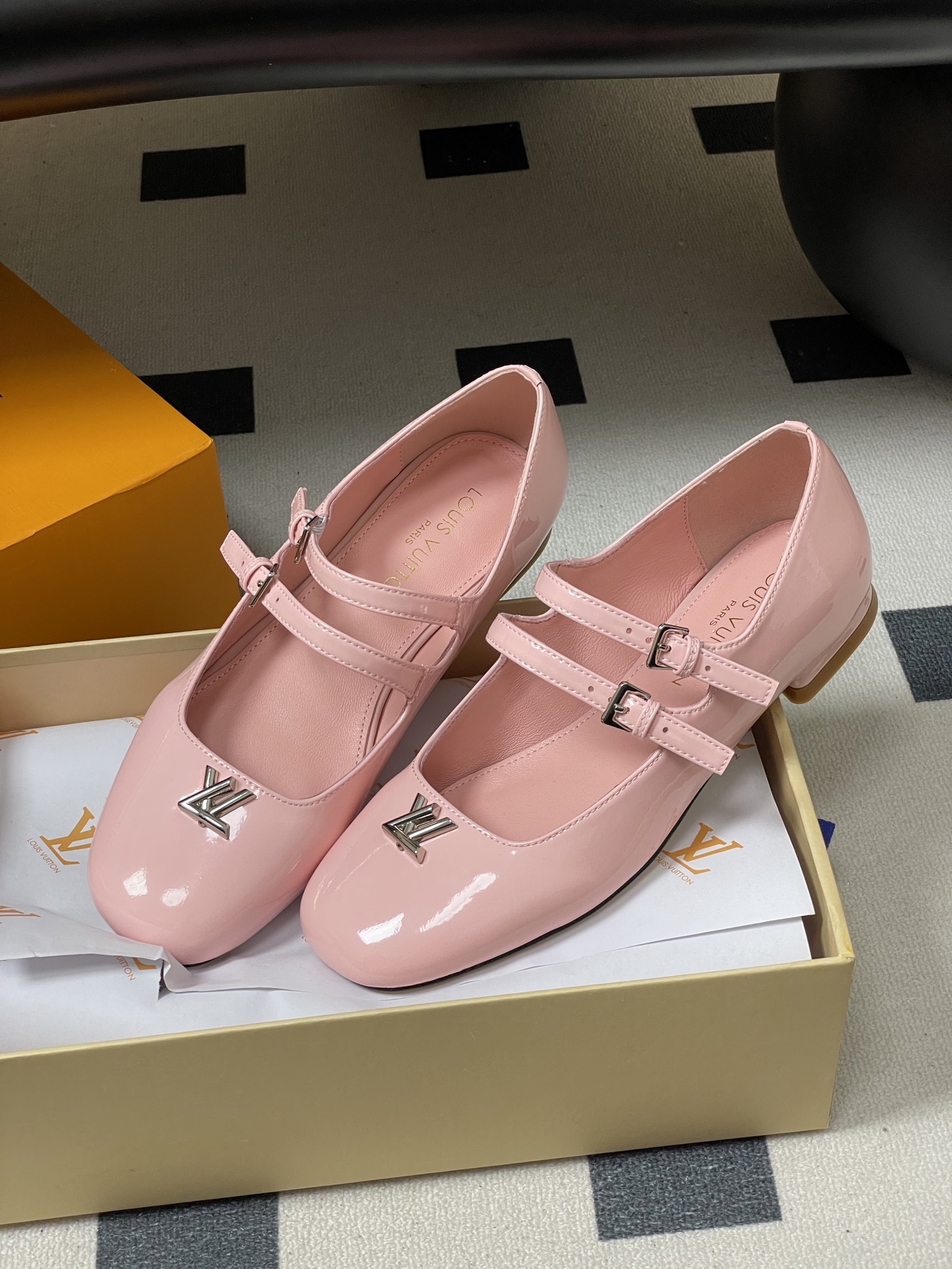 -26Ss春季新款Louis Vuitton LV SWING 玛丽珍芭蕾鞋双带平底亮面漆皮单鞋Swin